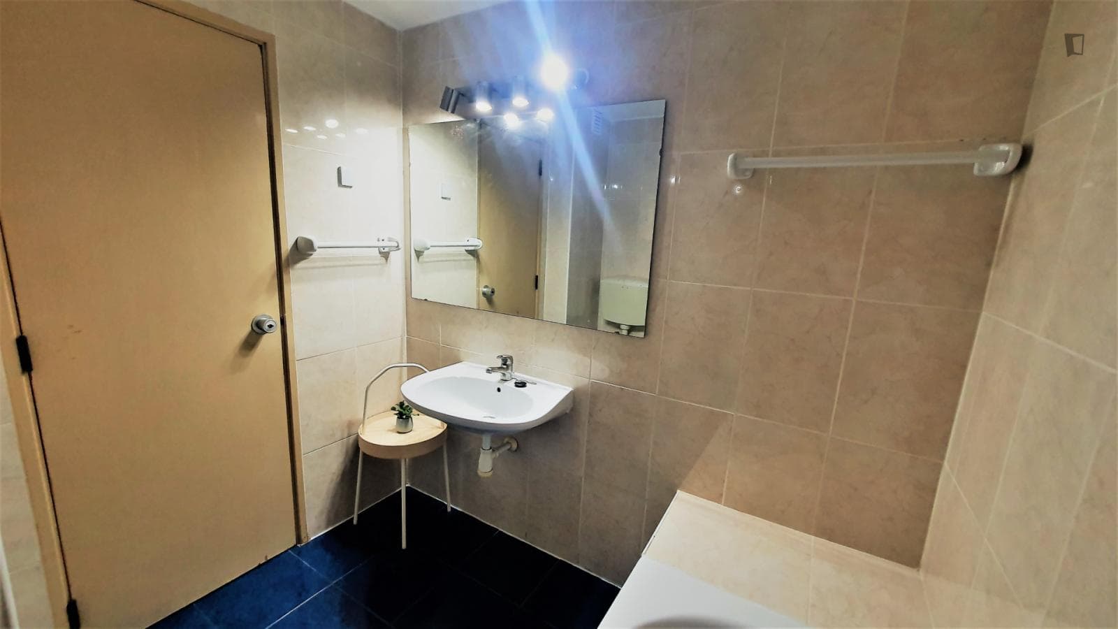 Cool 1-bedroom flat with swimming pool photo 1