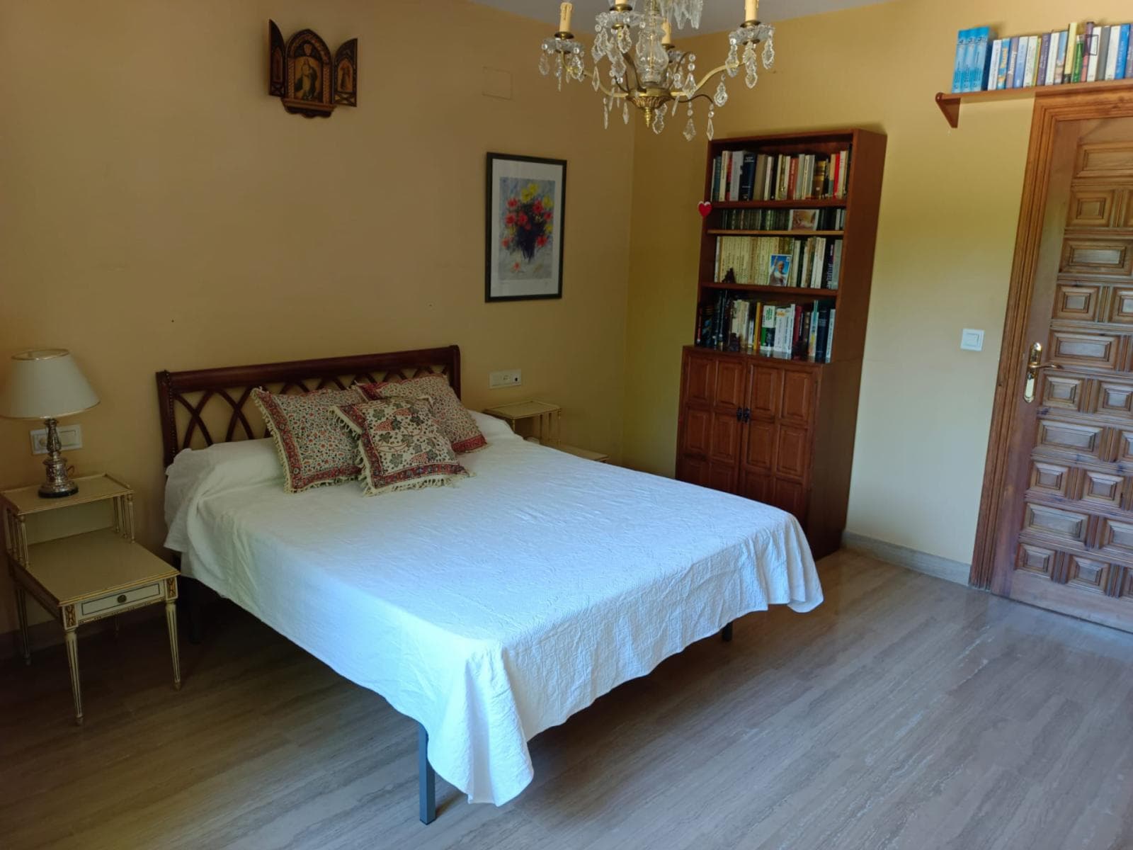 Bright double bedroom in La Zubia with easy access to Granada photo 1