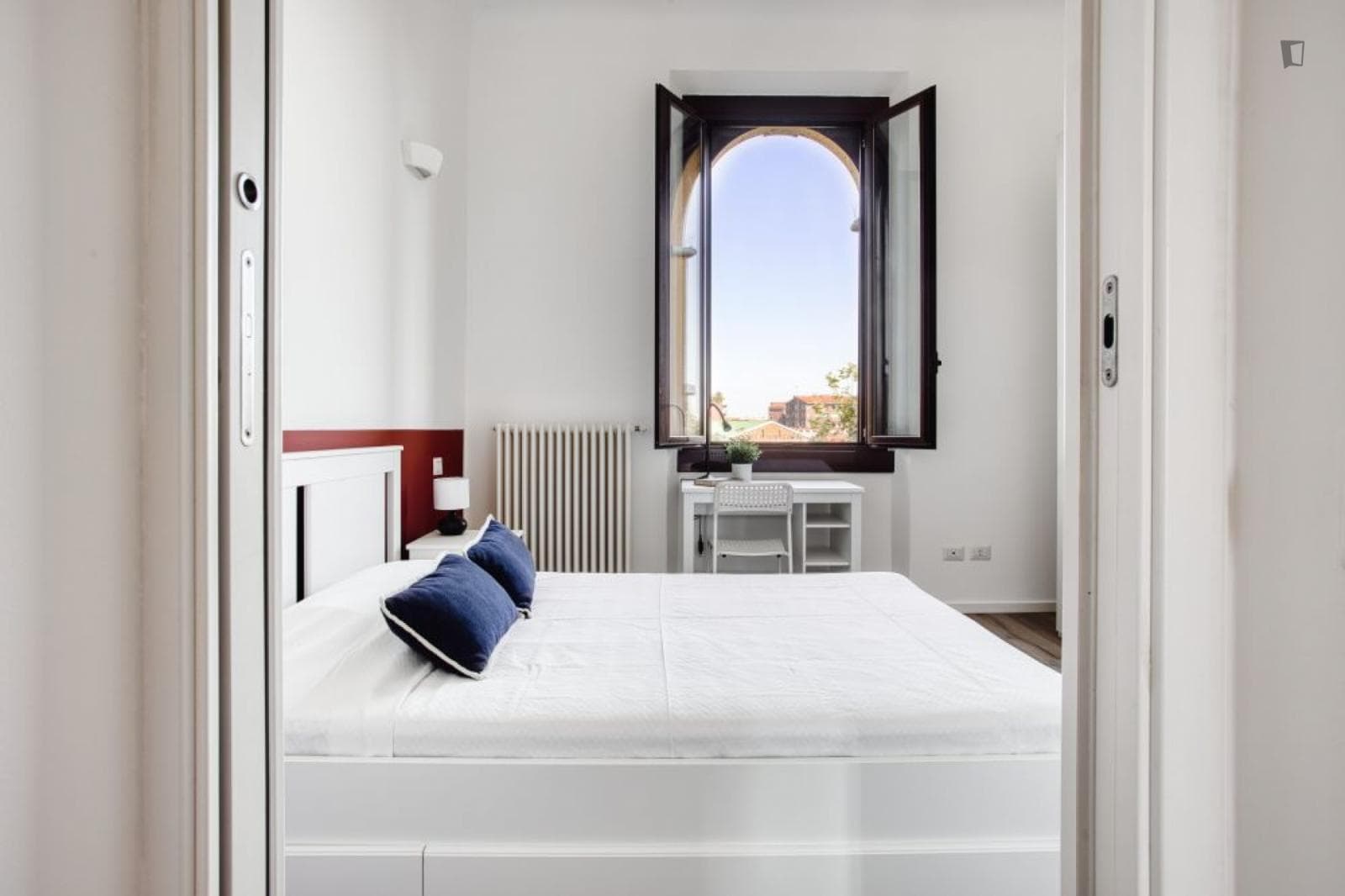 Pleasant double bedroom not too far from Milano Tibaldi - Universita Bocconi train station photo 1