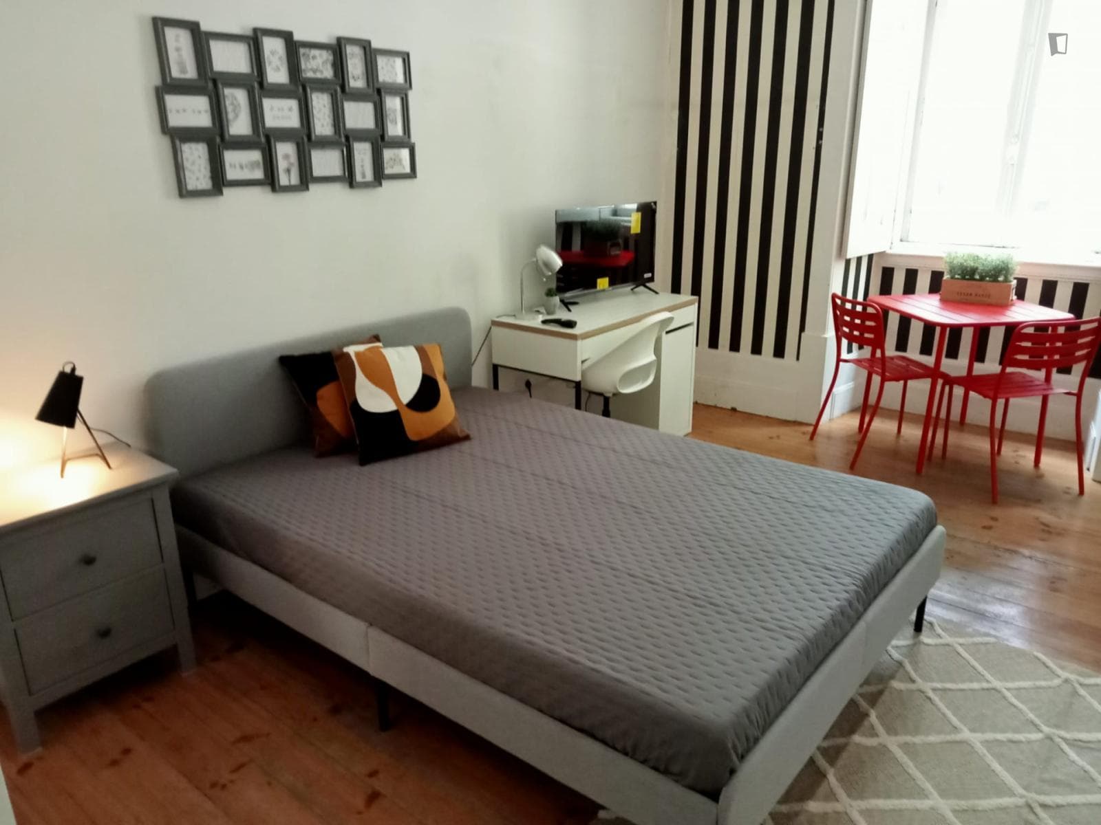 Appealing double bedroom near Faculdade de Psicologia e de Ciências da Educação photo 1