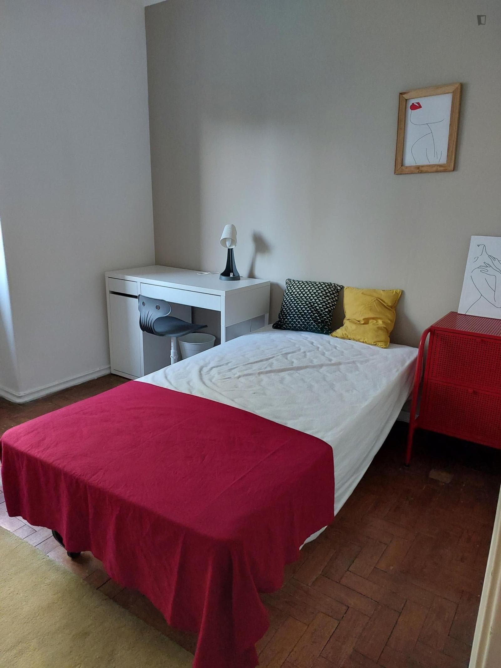 Cosy single bedroom 3min metro 10Min University Europeia photo 1
