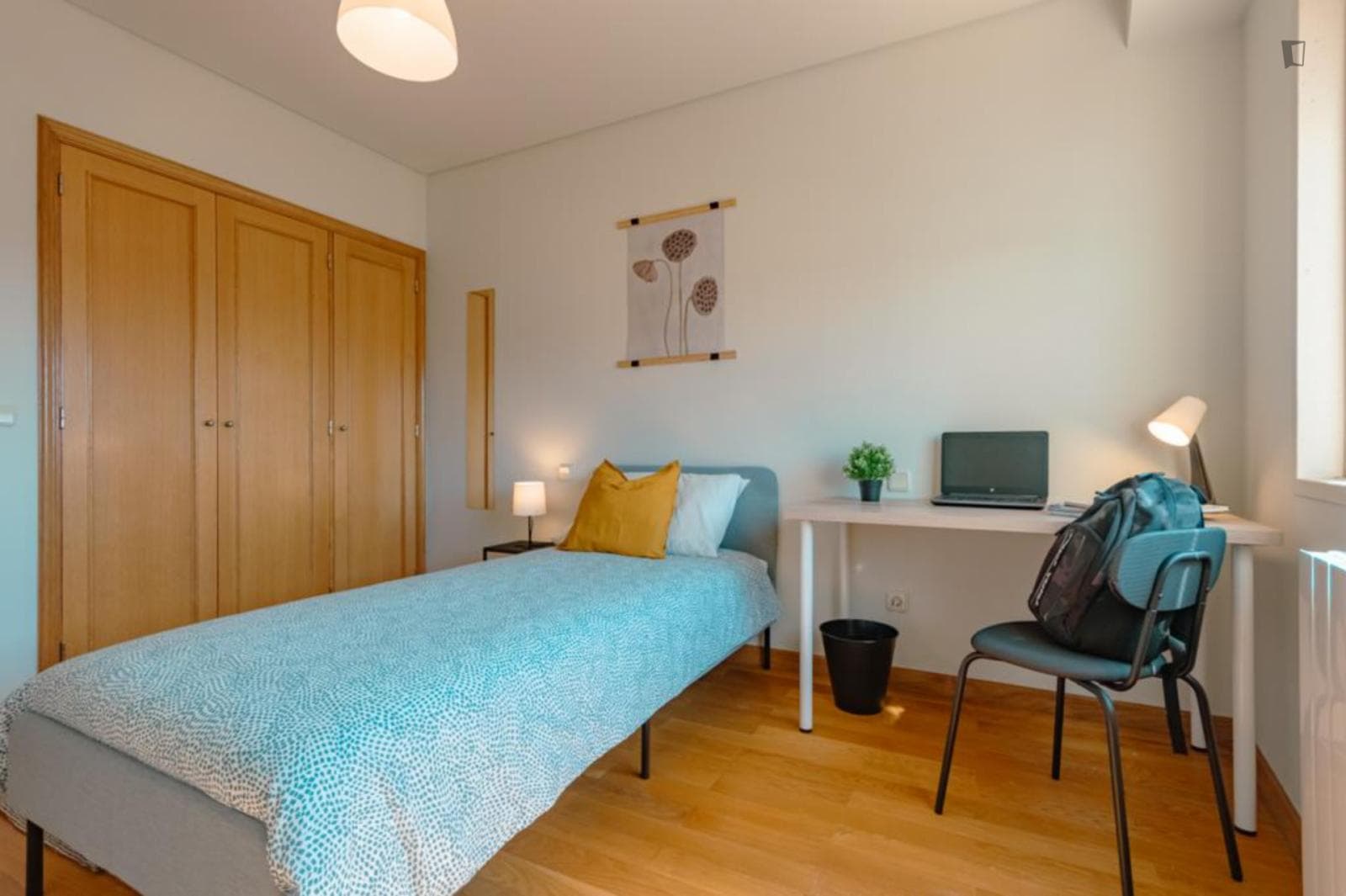 Lovely bedroom in a 6-bedroom apartment photo 1