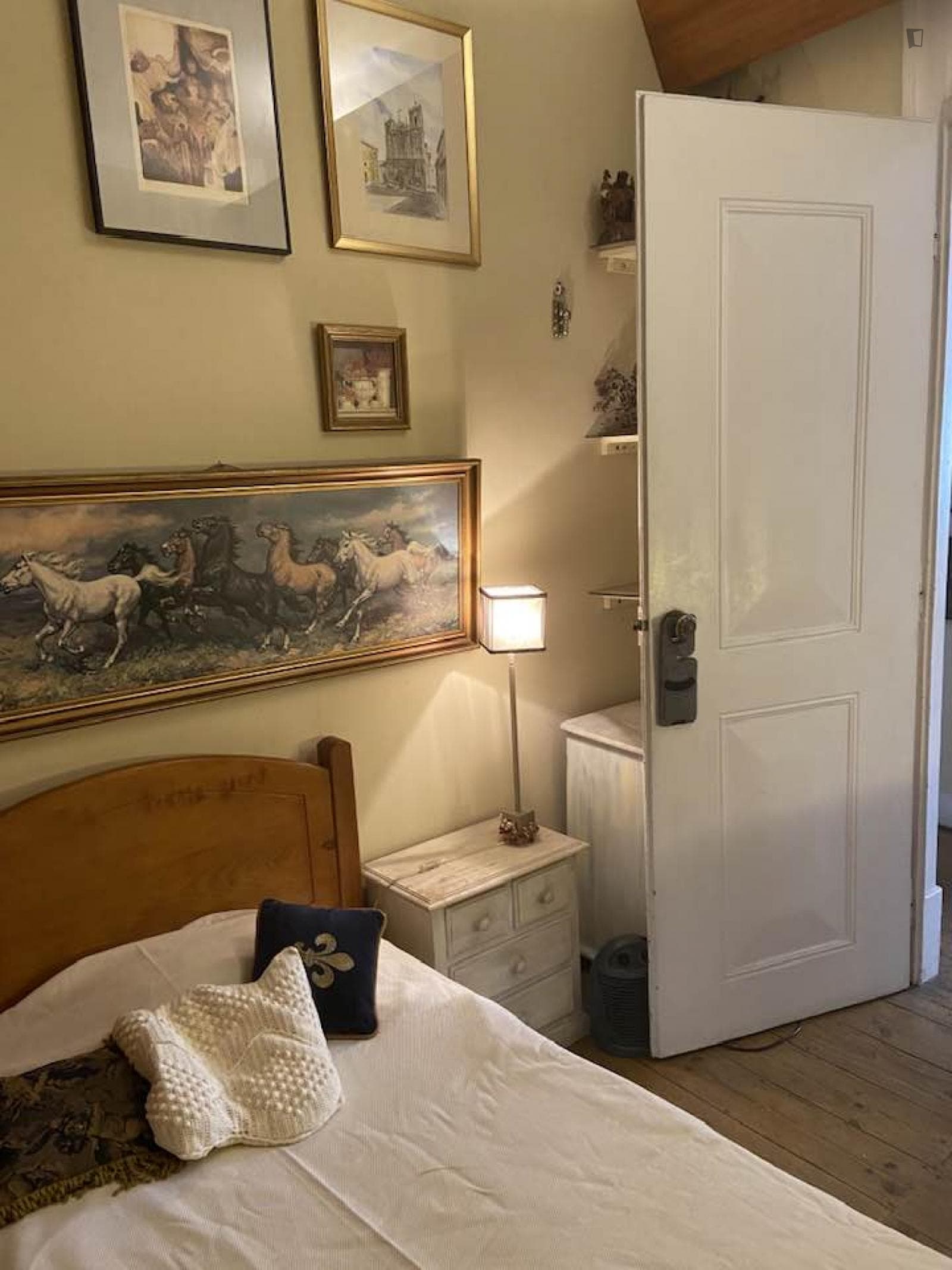 Great single bedroom in a 3-bedroom apartment photo 1