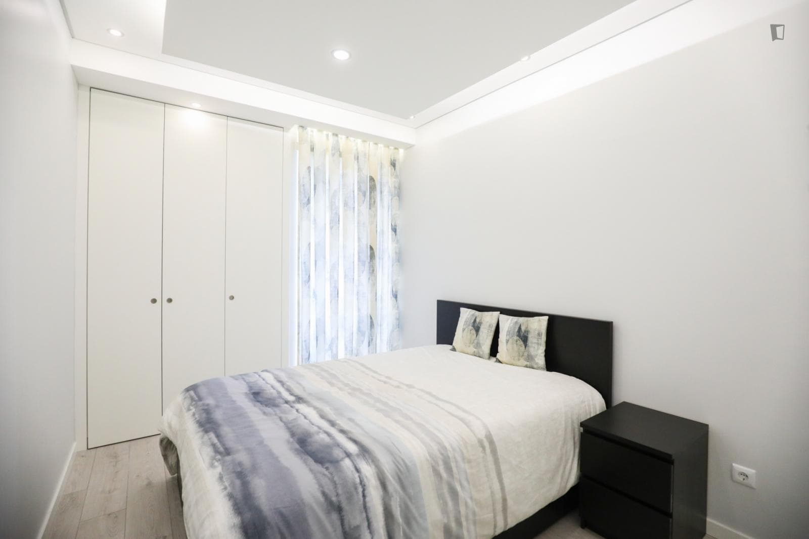 Fantastic double bedroom with balcony in a 3-bedroom apartment photo 1