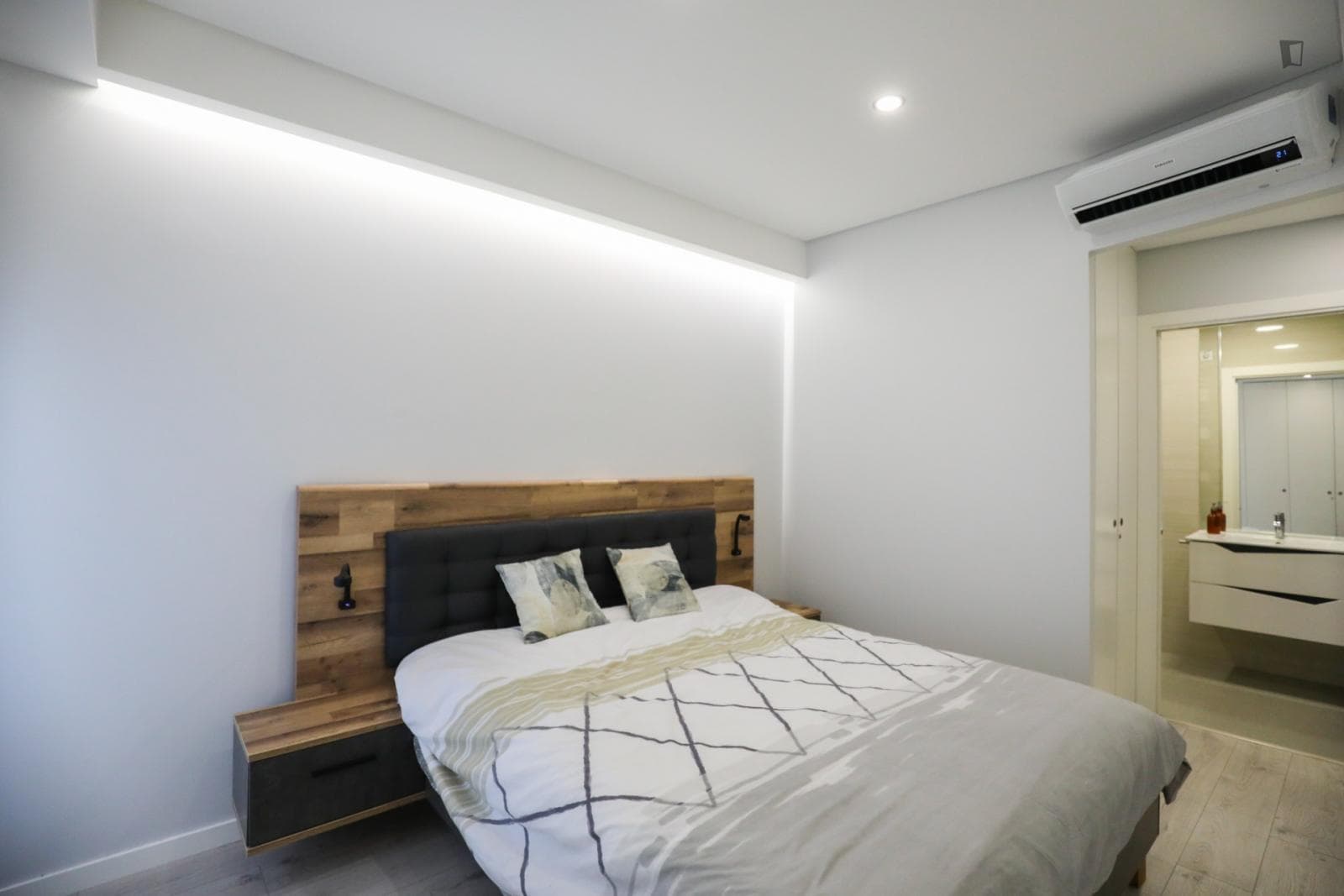 Amazing Ensuite double bedroom with balcony in a 3-bedroom apartment photo 1