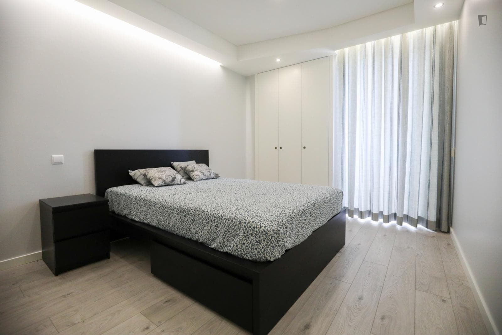 Great double bedroom with balcony in a 3-bedroom apartment photo 1