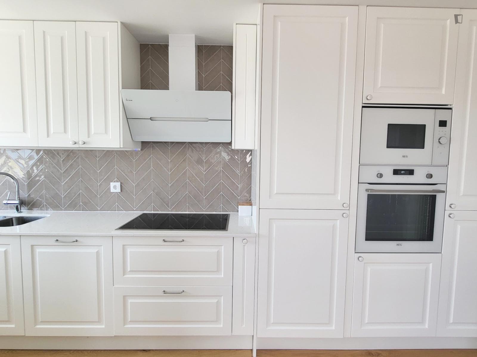 Large and sunny 2-bedroom flat in Carcavelos photo 1