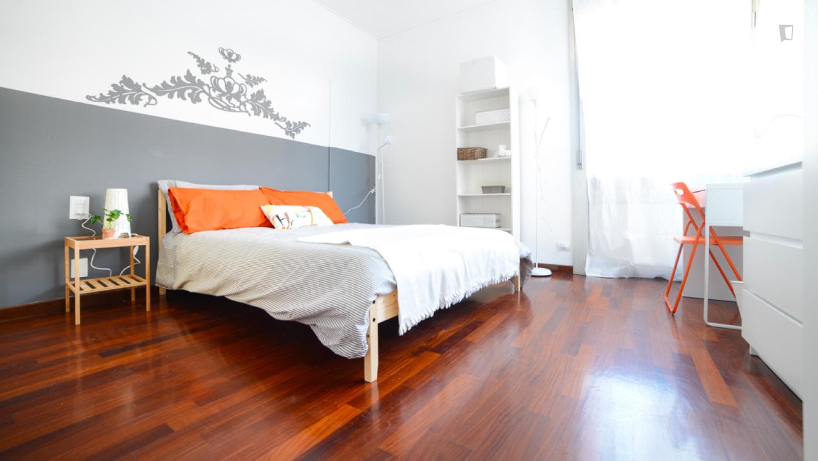 Trendy double bedroom close to Romolo metro station photo 1