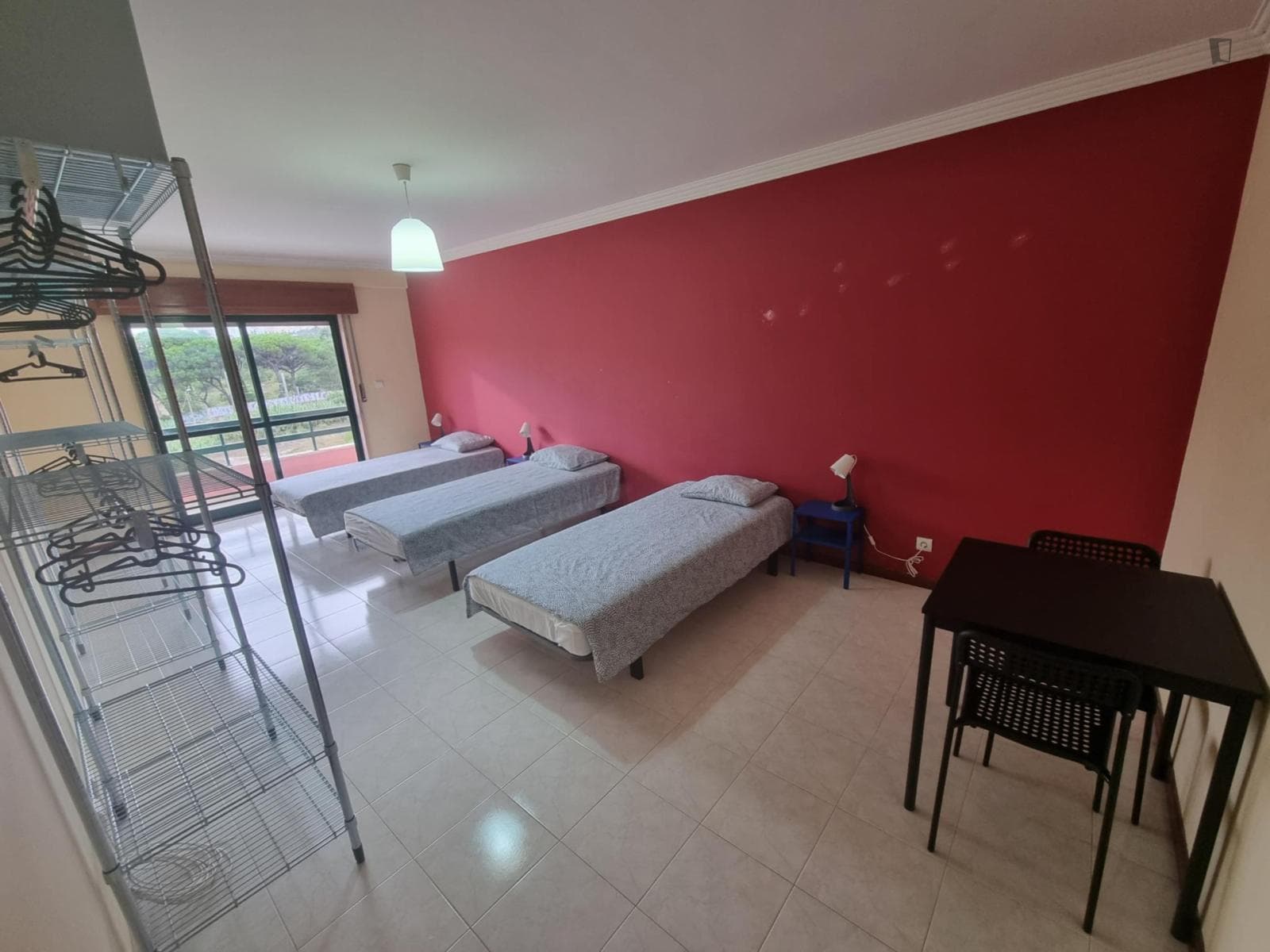 Single bedroom, with balcony, in 3-bedroom apartment photo 1
