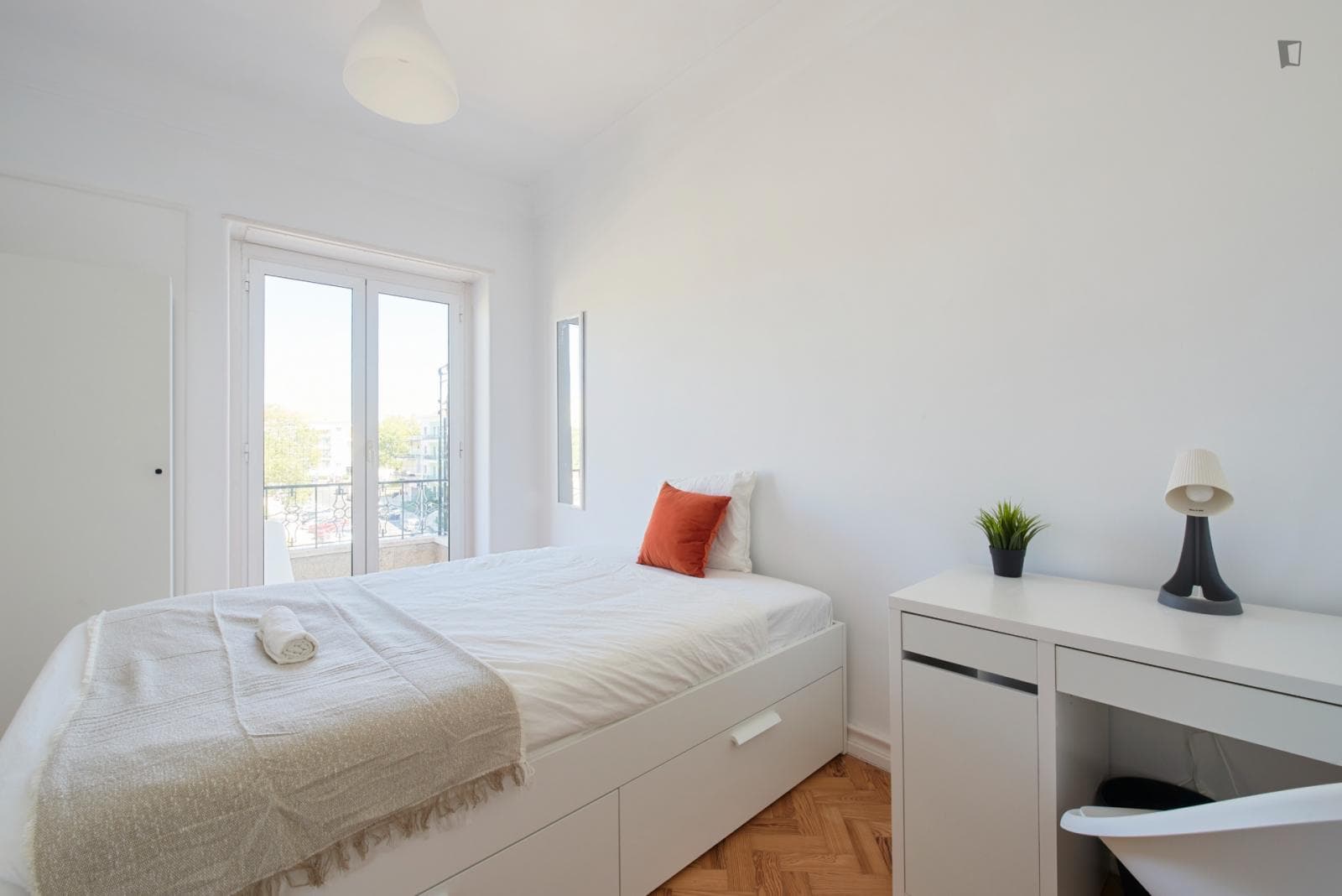 Great double bedroom with balcony in a 9-bedroom apartment photo 1