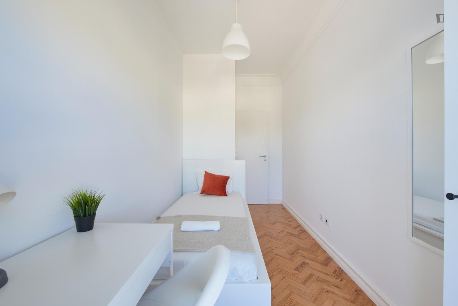 Great single bedroom with balcony in 9 bedroom apartment photo 1