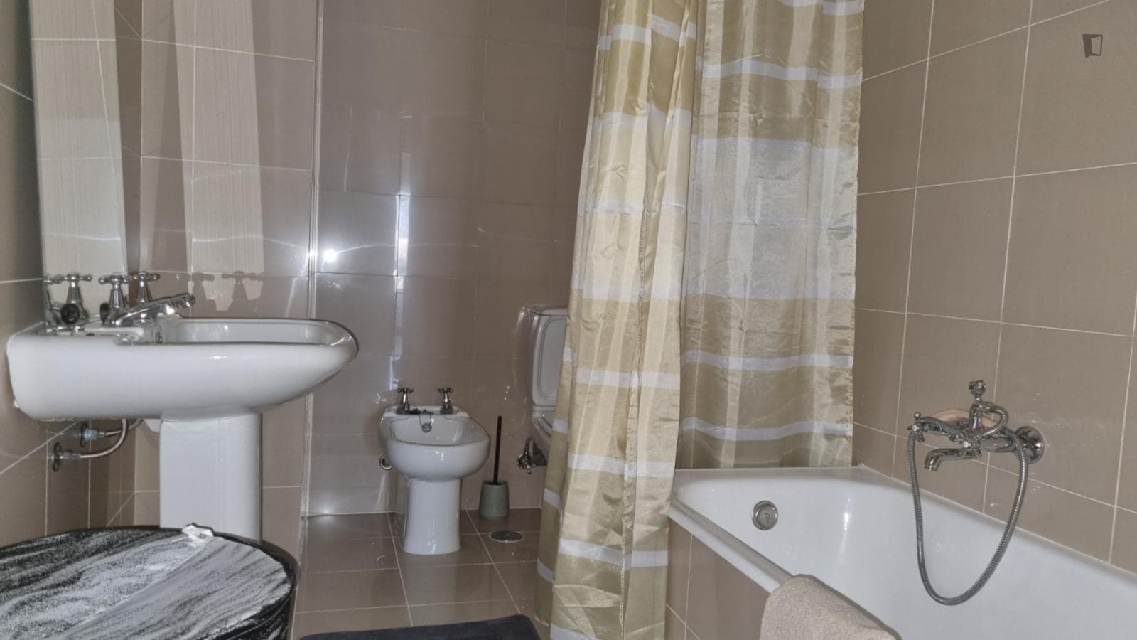 Luminous single bedroom next to Montijo Bus Station - TST Terminal photo 1