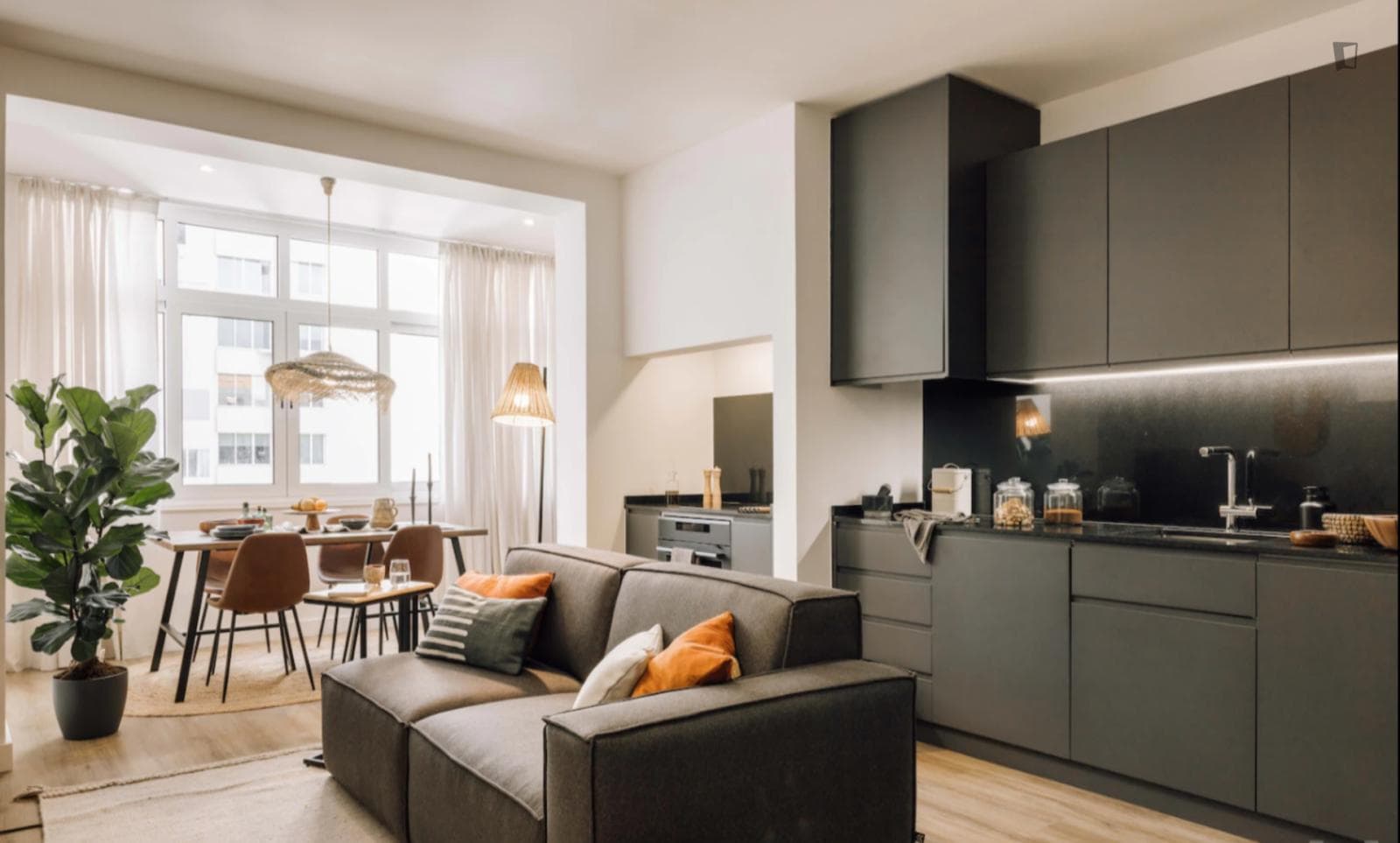 Snug 1-bedroom apartment near Centro Comercial do Campo Pequeno photo 1