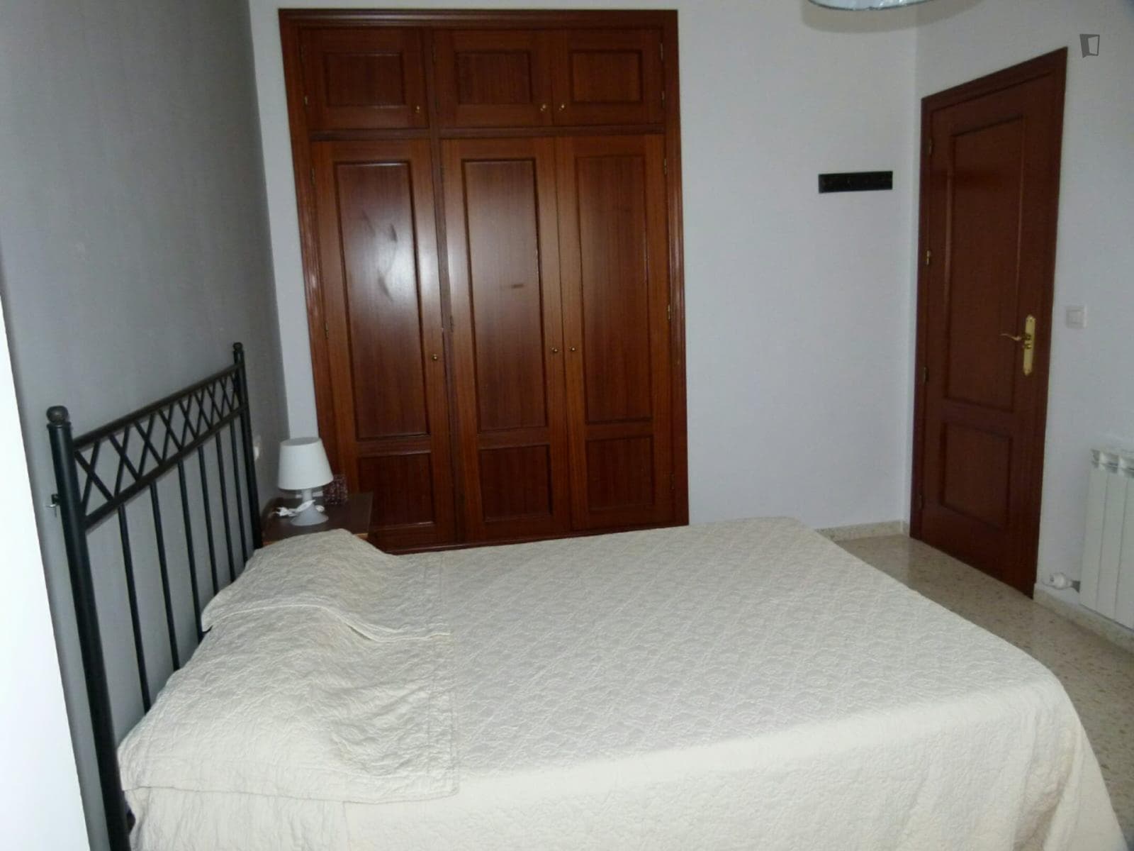 Comfy double bedroom in Granada close to Cerrillo de la Macarena tram station photo 1