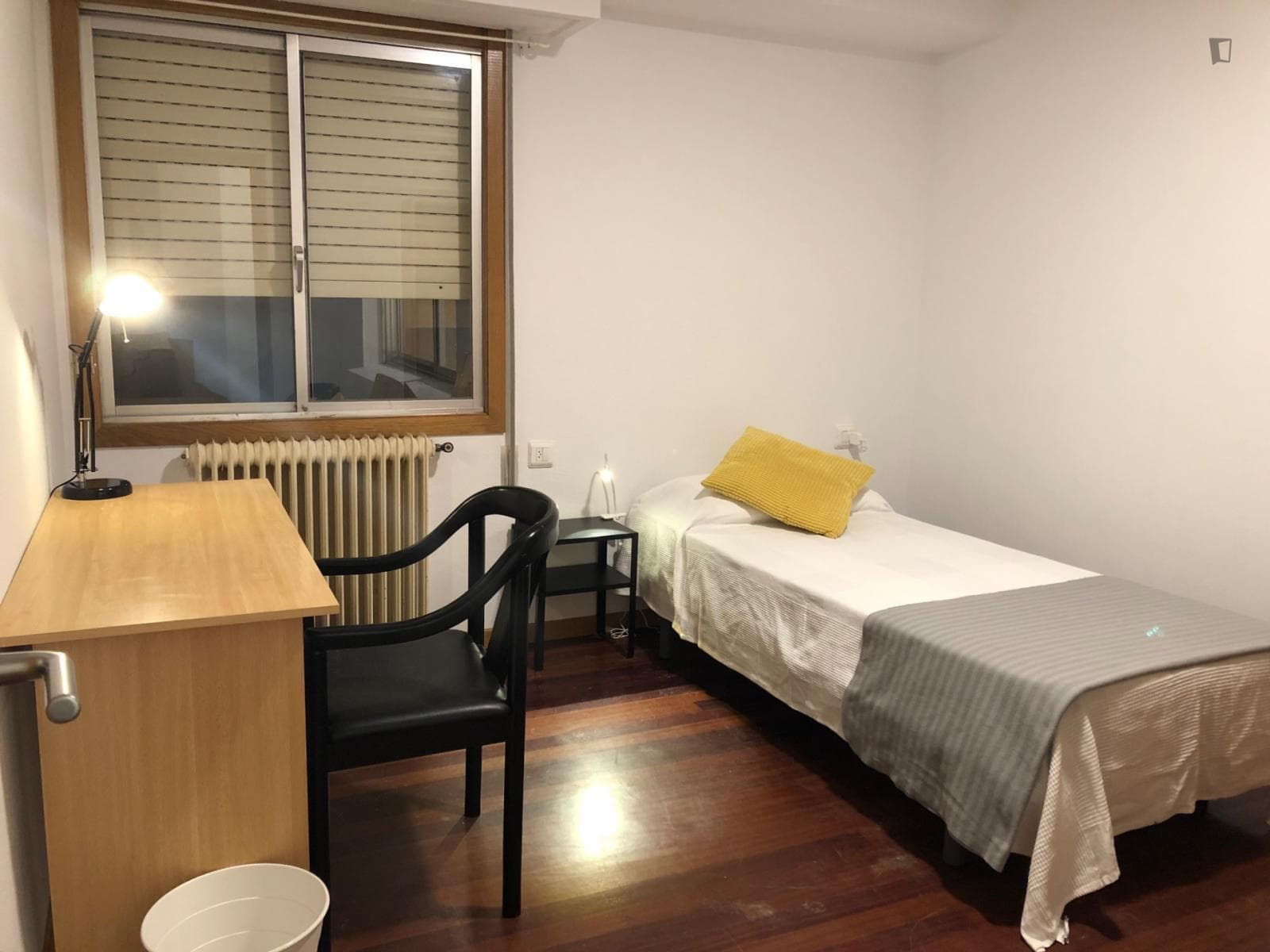 Single bedroom in 5-bedroom house photo 1
