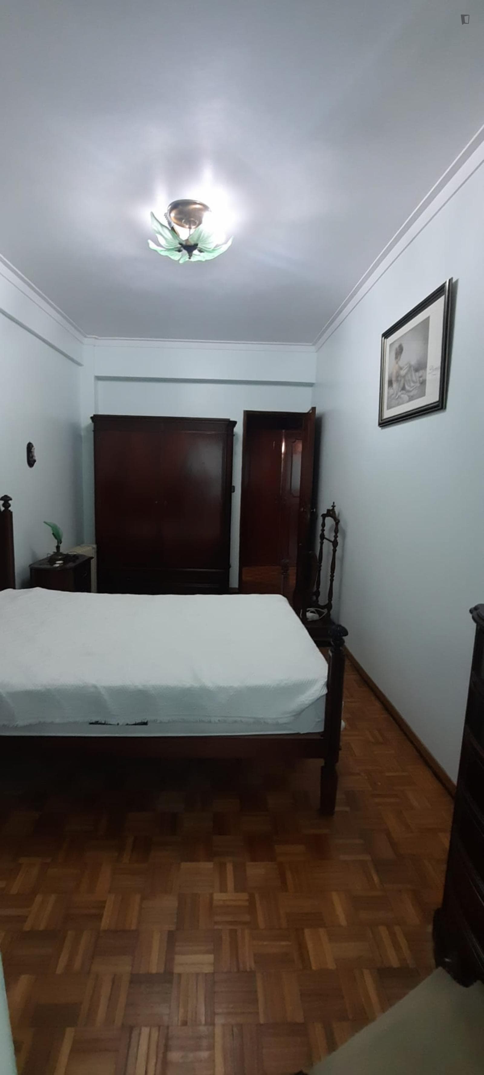 Vintage Double bedroom close to Lisbon School of Economics and Management (ISEG) photo 1