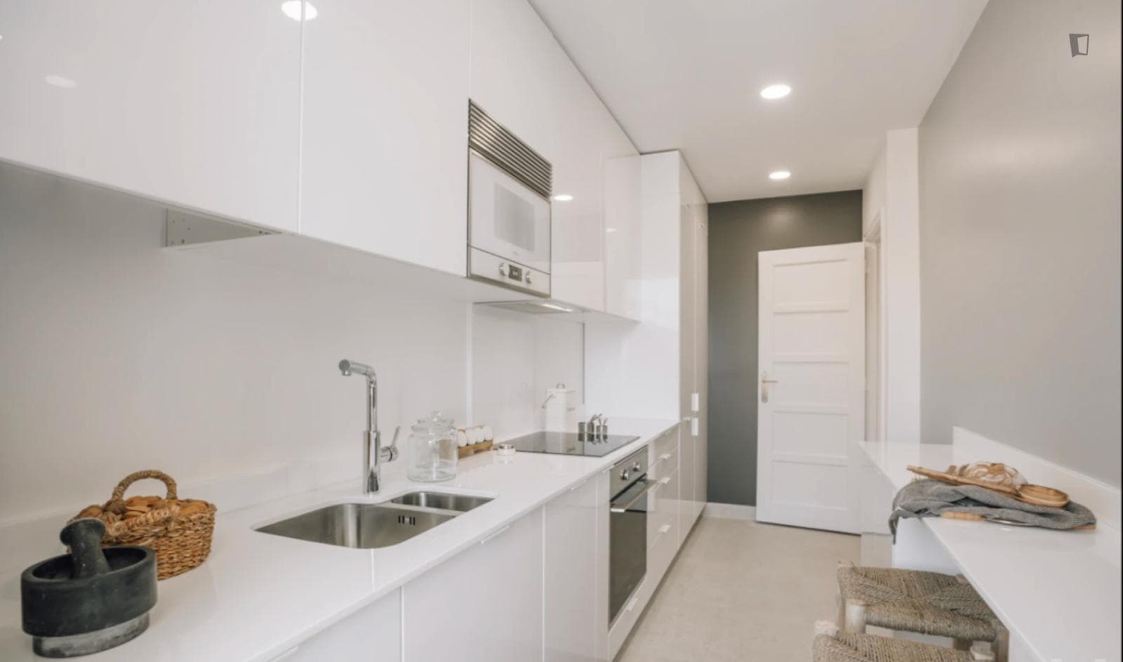 Splendid 3-bedroom apartment in the vibrant Alvalade neighbourhood photo 1