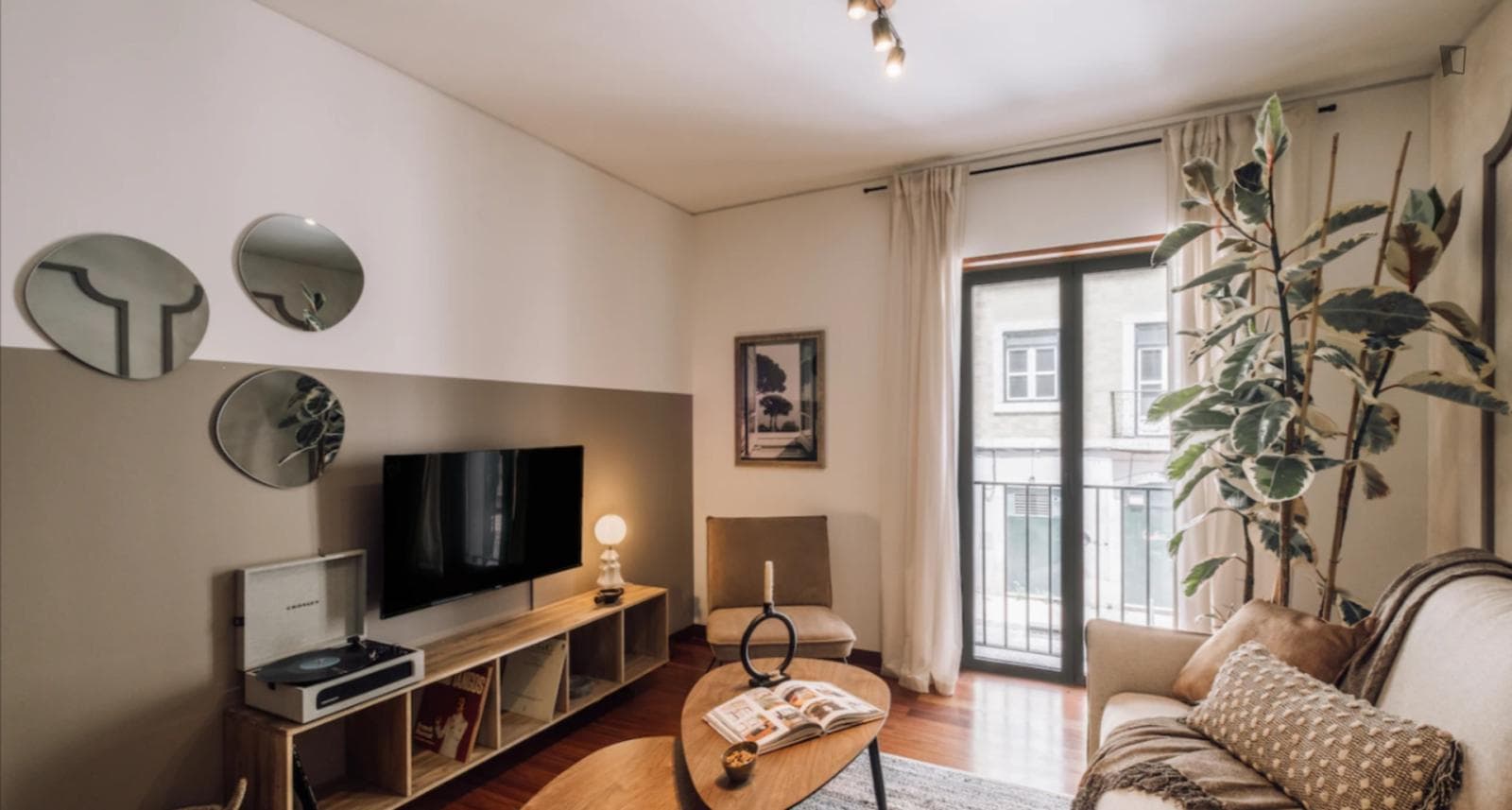 Inviting 2-bedroom apartment in the charming neighbourhood of Estrela photo 1