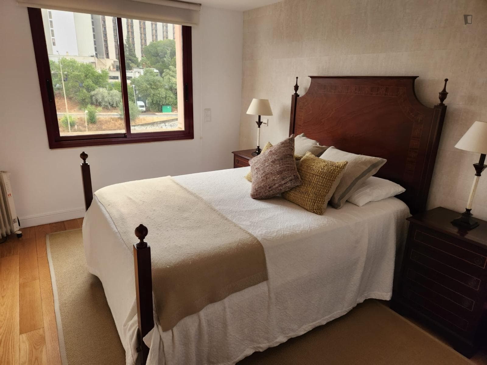 Sunny double bedroom with a private bathroom, in Laranjeiras photo 1