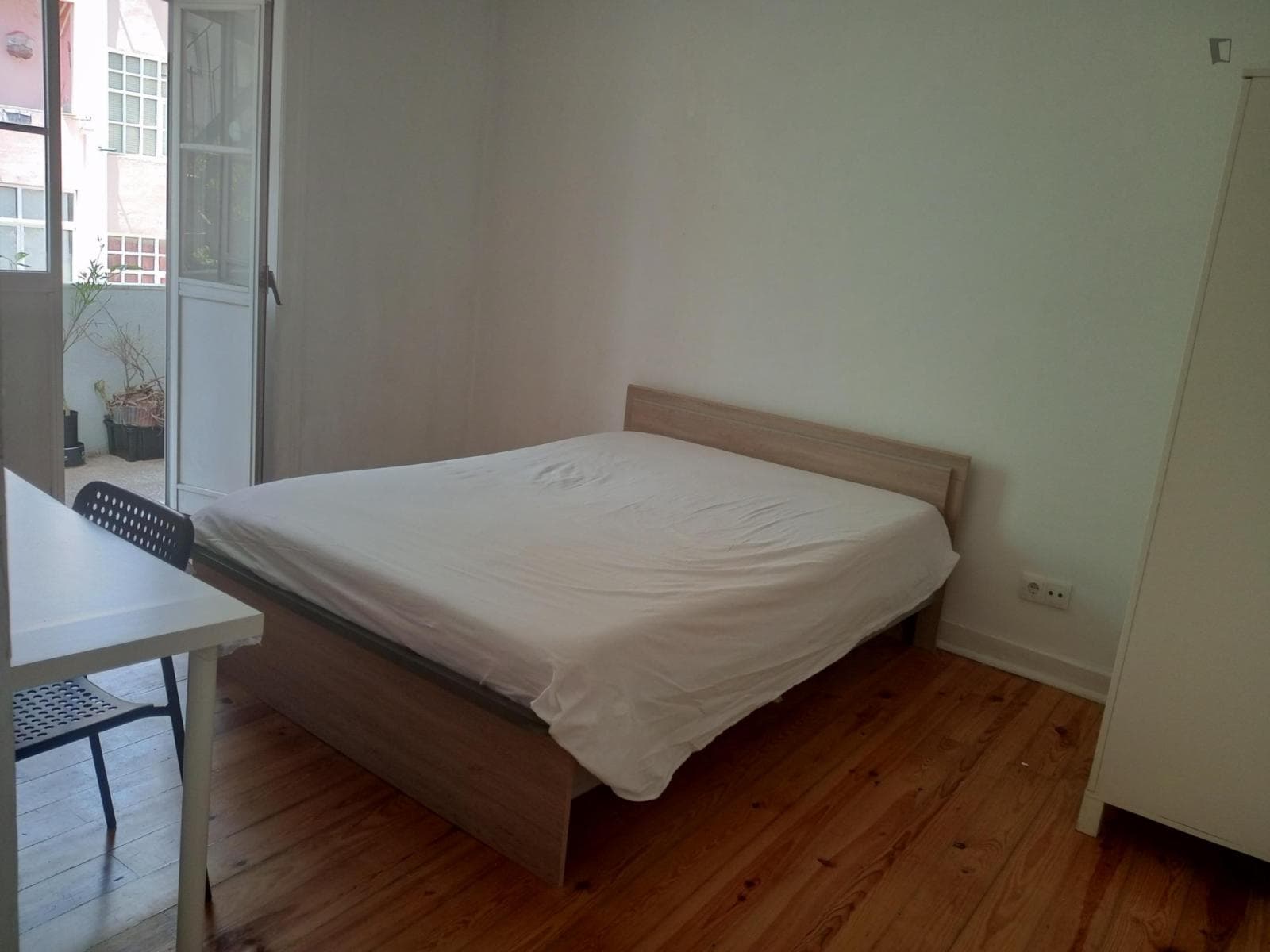 Spacious double bedroom close to Miradouro da Penha de França photo 1