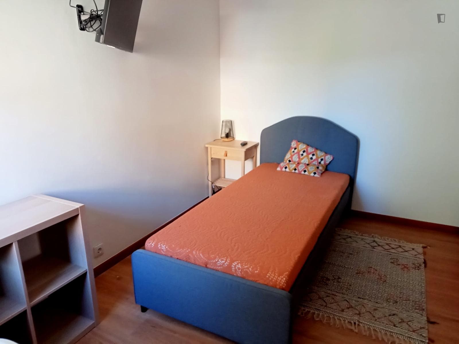 Warming single bedroom in a 6 bedroom apartment photo 1