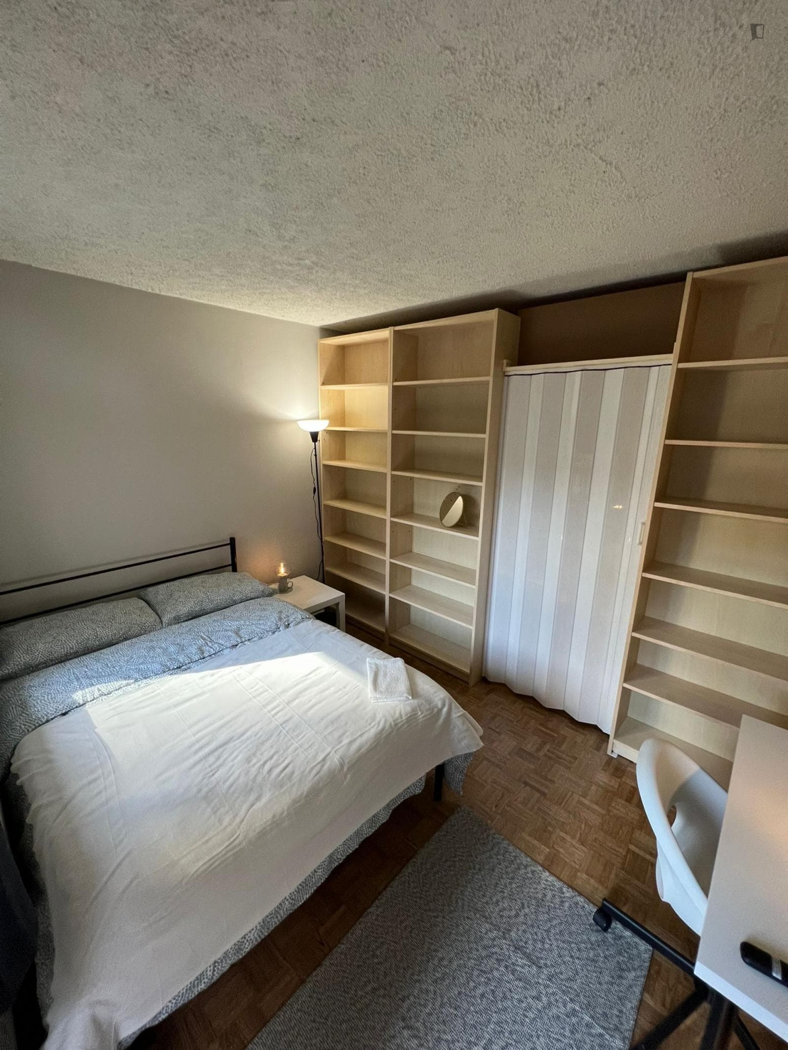 Pleasant double bedroom near Peel metro station photo 1
