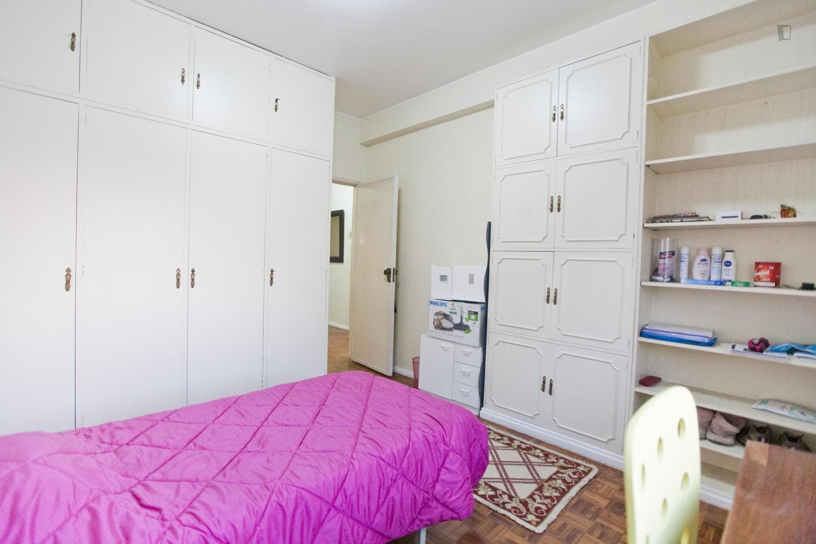 Lovely single bedroom in 5-bedroom apartment, close to Universidade de Lisboa photo 1