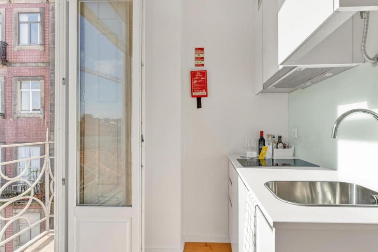 Distinctive studio with balcony near Torre dos Clérigos photo 1