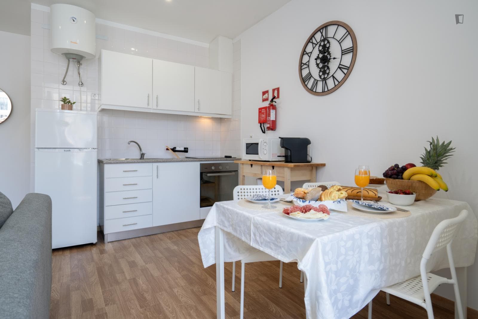 Comfortable 1-bedroom apartment next to Igreja Paroquial de Santo Ildefonso photo 1
