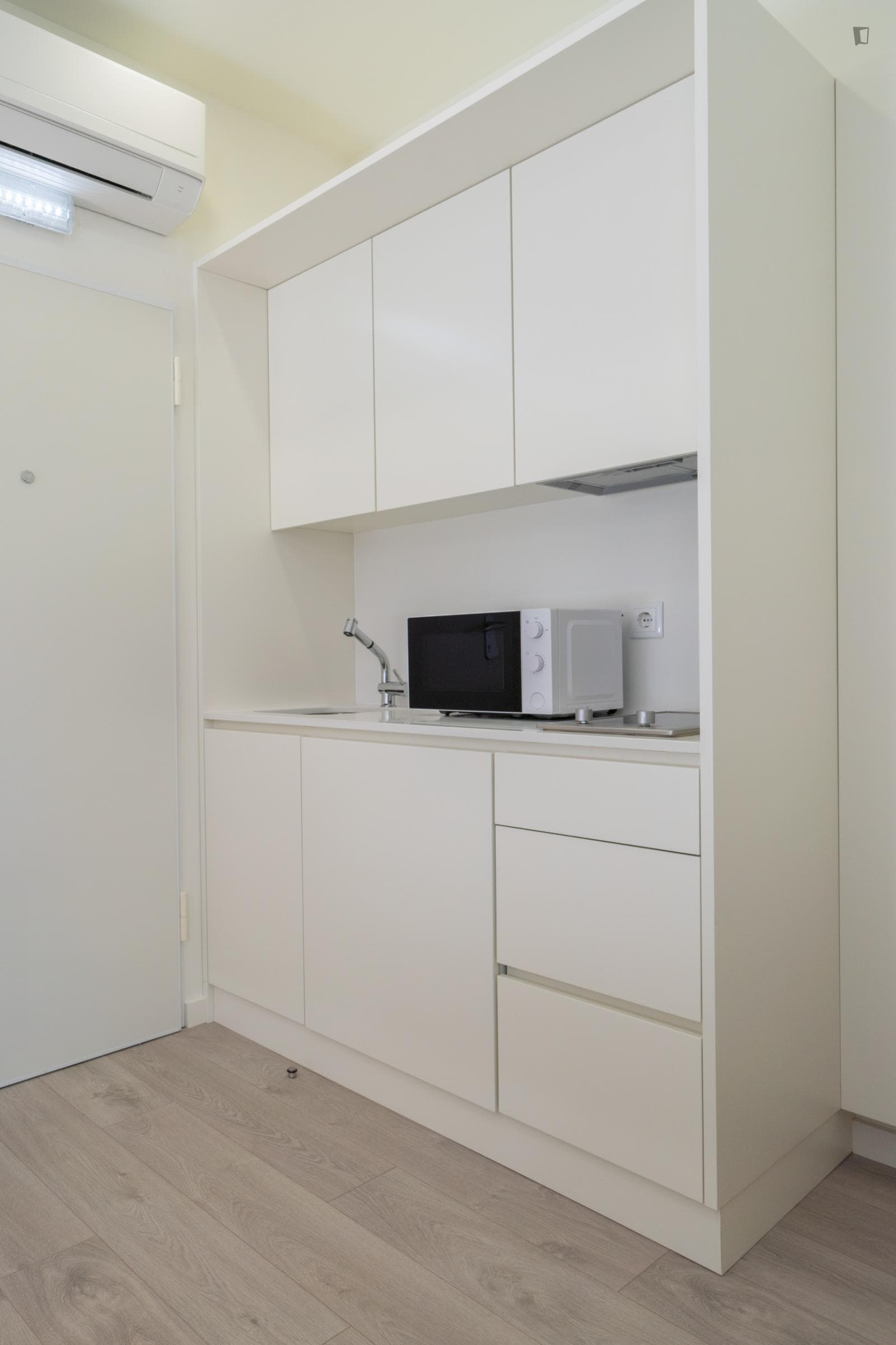 Adorable and cosy studio with balcony close to Igreja da Lapa photo 1