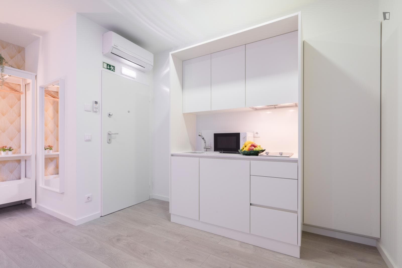 Charming studio with balcony within easy reach of Marquês metro station photo 1