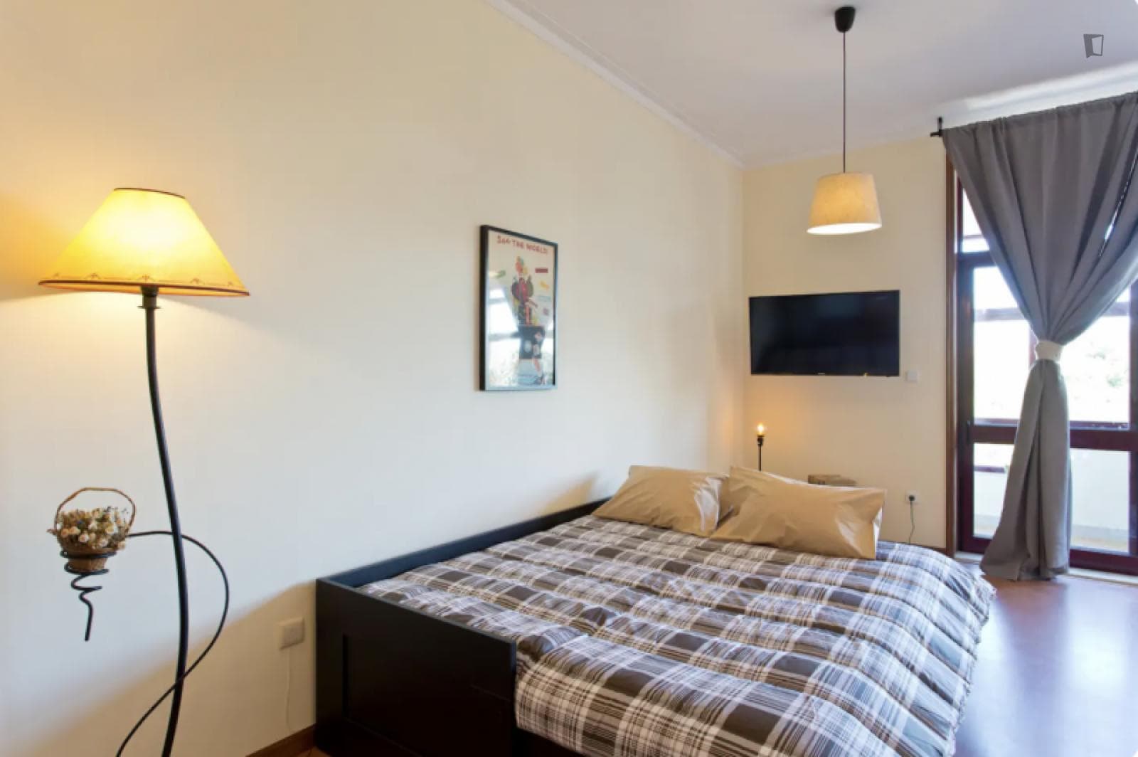 Comfy and bright studio with balcony in proximity to Trindade metro station photo 1