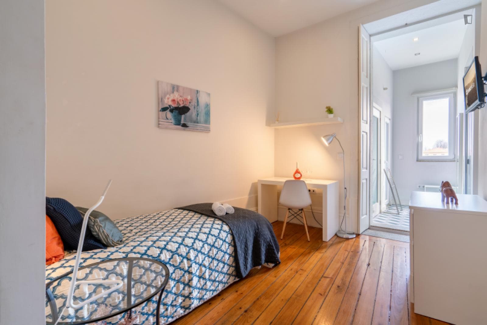 Snug single ensuite bedroom in Bonfim photo 1