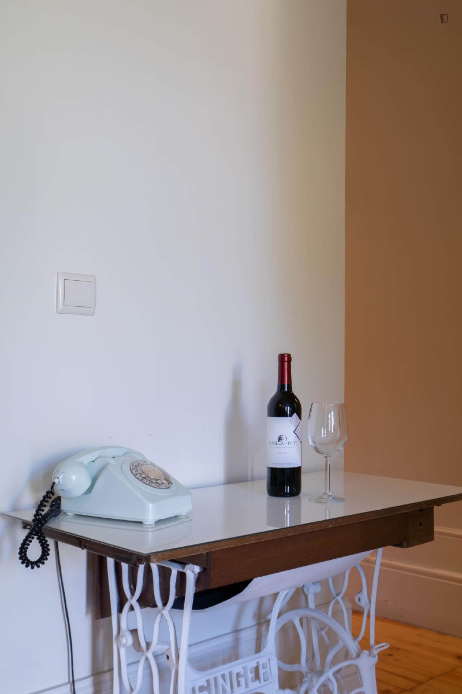 Peaceful 1-bedroom apartment with balcony close to Jardim do Roseiral photo 1