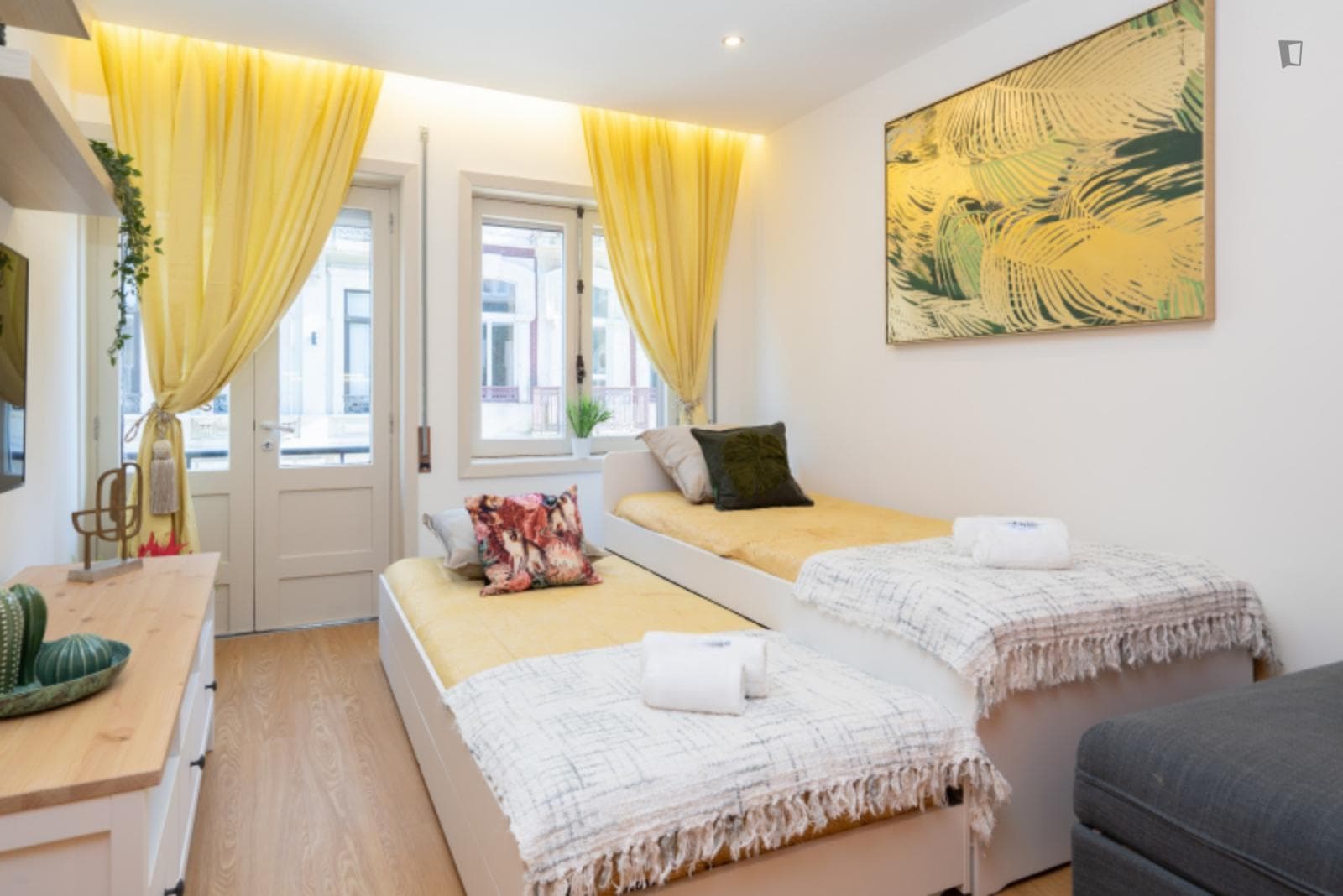 Colourful 2-bedroom apartment with balcony close to Igreja do Carmo photo 1