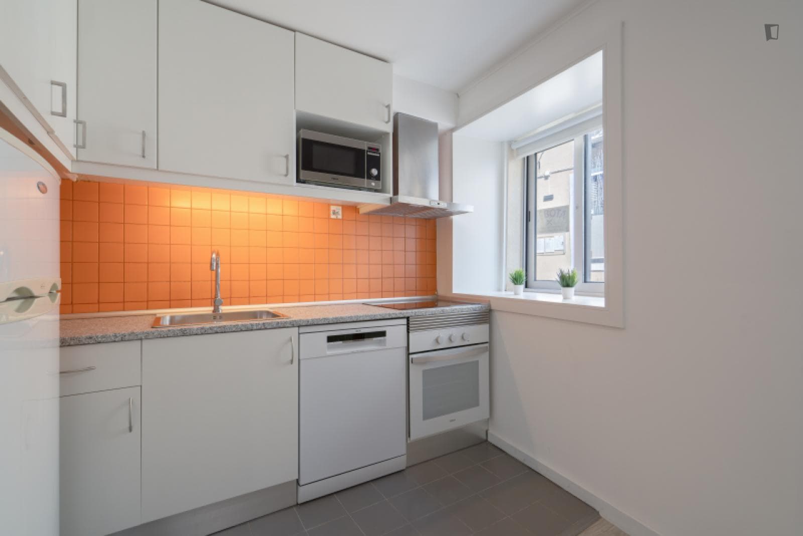 Adorable 2-bedroom apartment next to Jardim da Cordoaria  photo 1