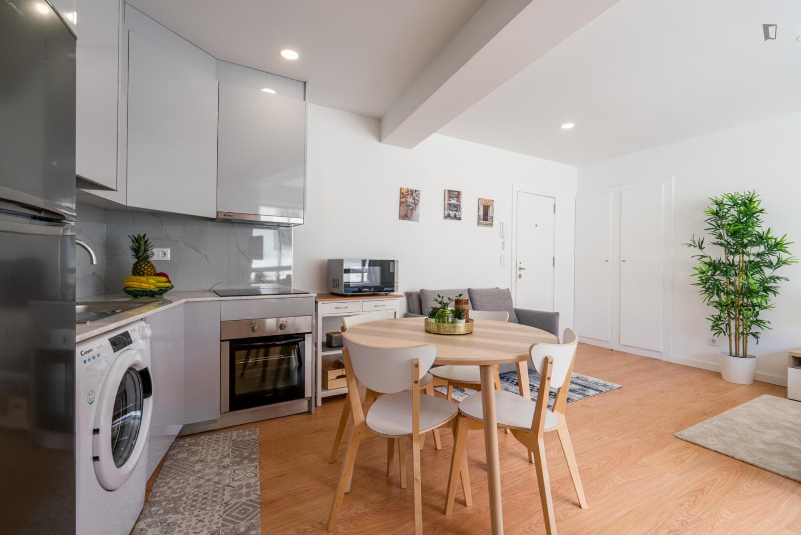 Cosy and bright studio near Combatentes metro station photo 1