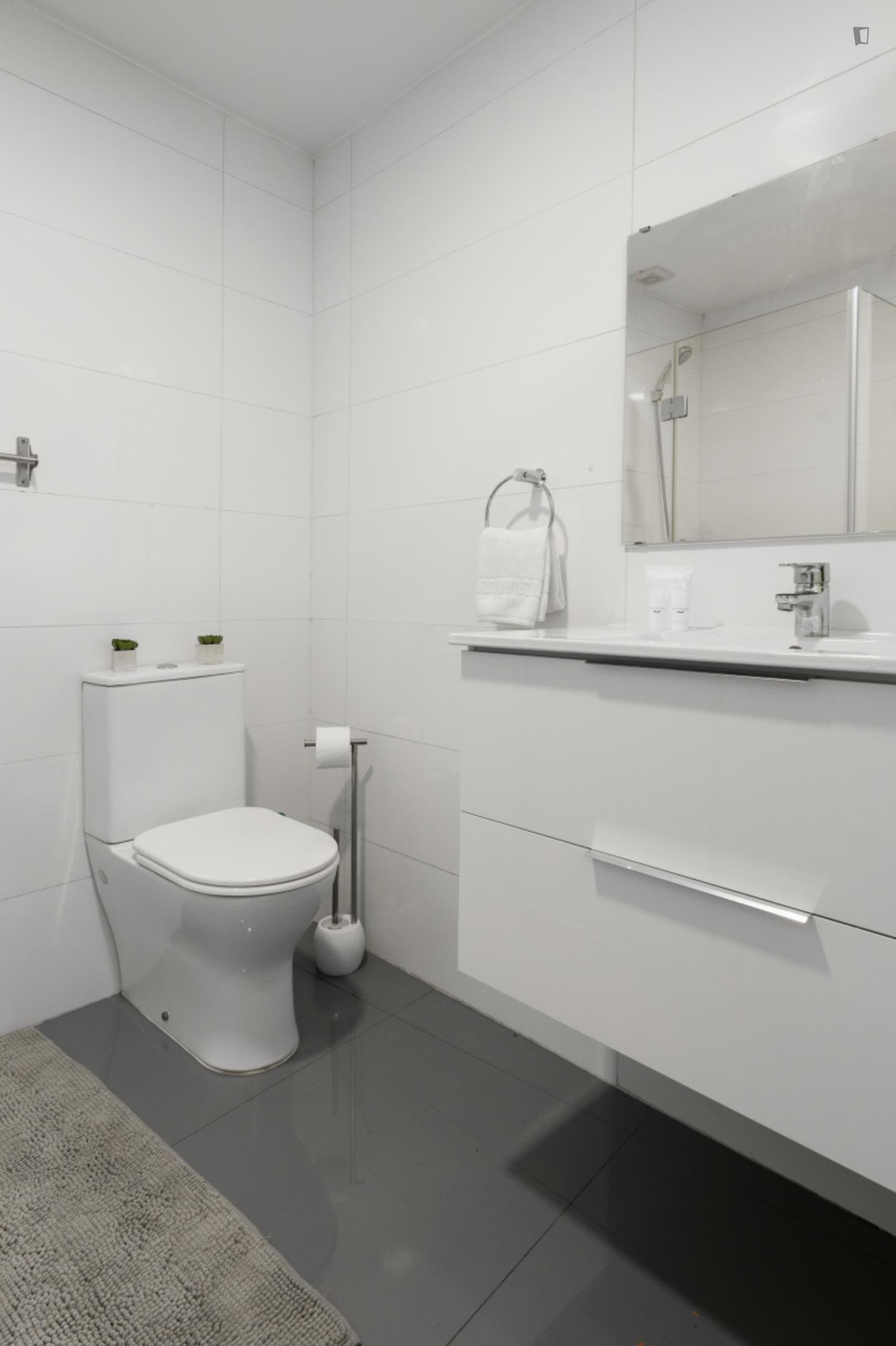 Inviting 2-bedroom apartment steps away from Sé do Porto photo 1