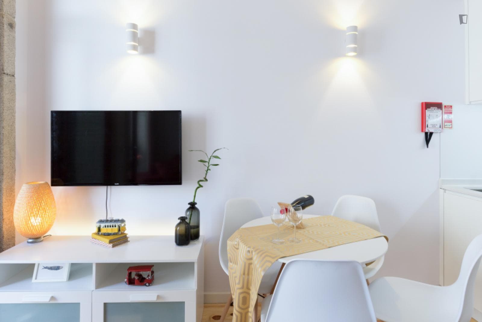 Spacious and bright studio with terrace in proximity to Trindade metro station photo 1