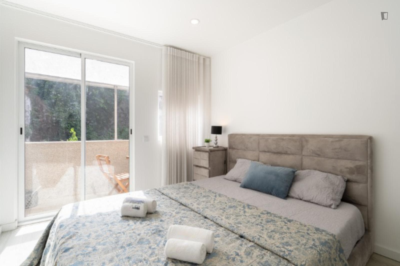 Spacious 3-bedroom apartment with balcony just steps from Sé do Porto photo 1