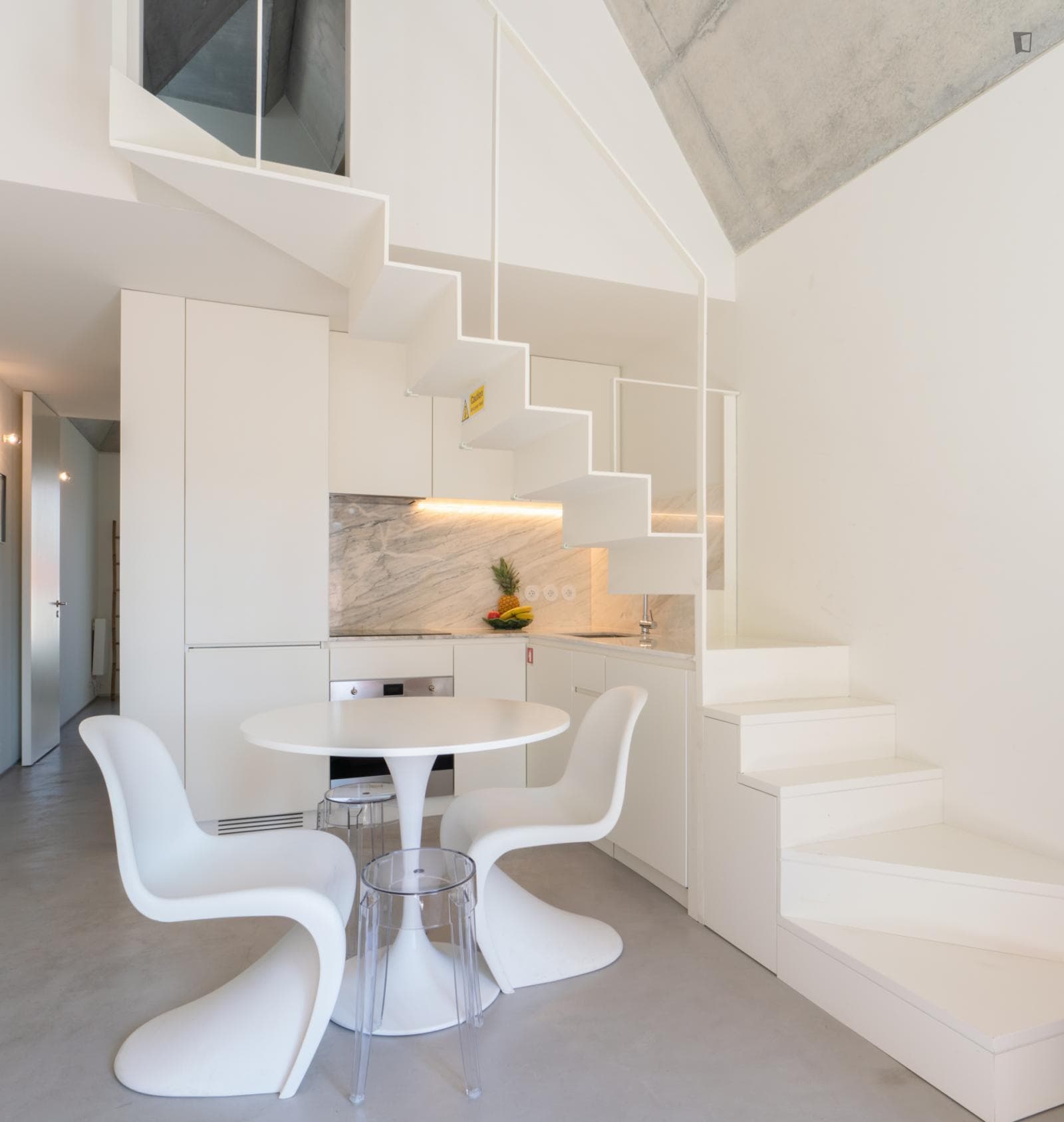 Luxurious 2-bedroom apartment with big balcony near Aliados metro station photo 1