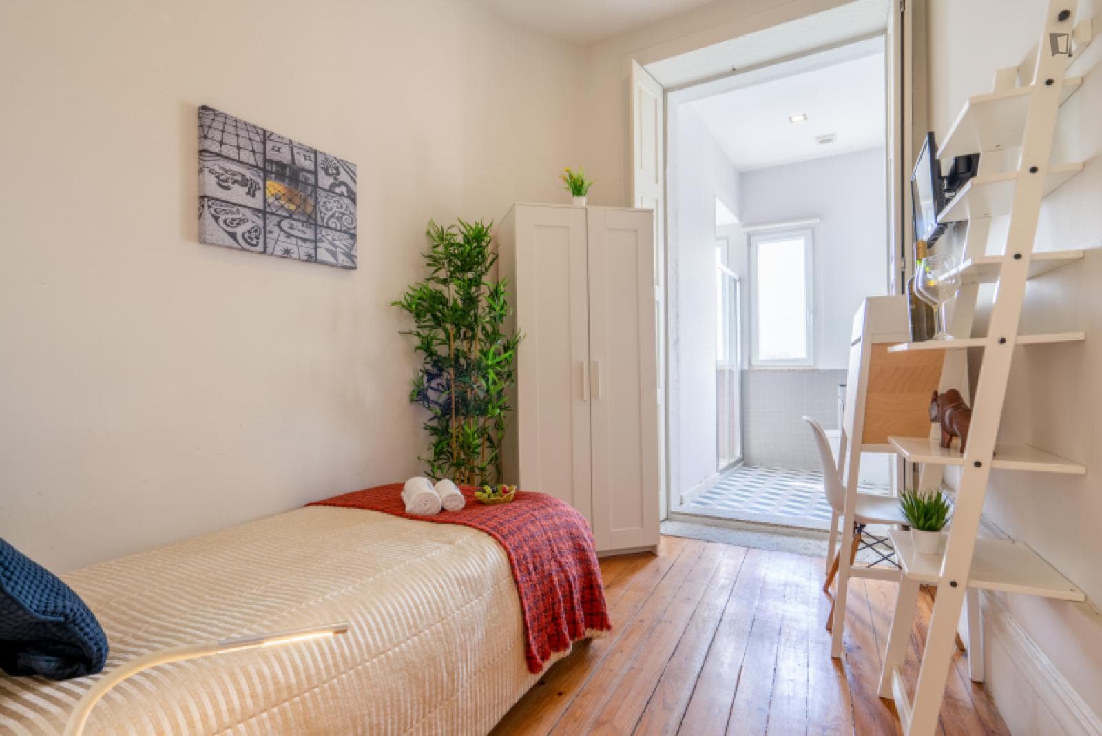 Smart single ensuite bedroom in proximity to Campanha train station photo 1
