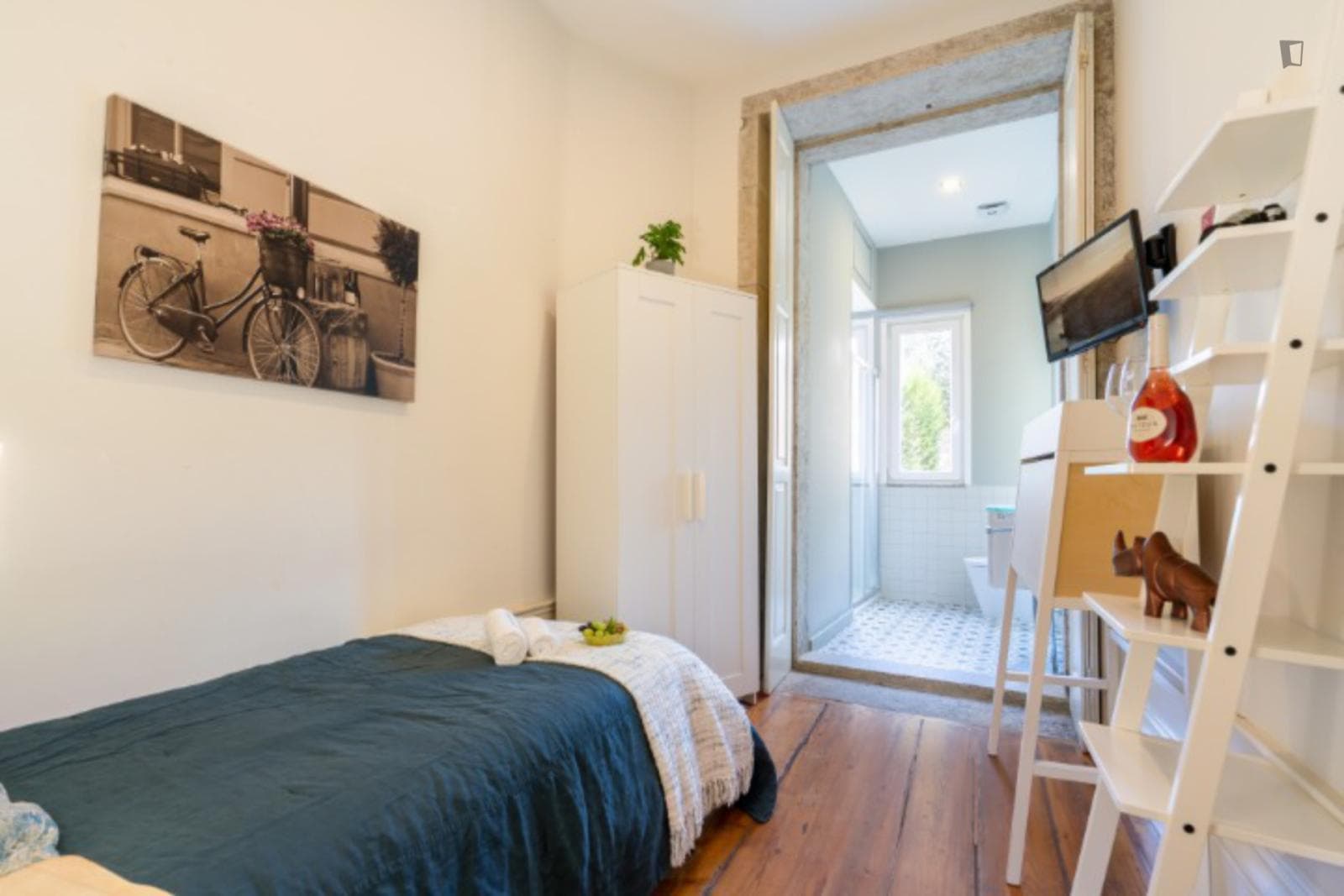 Great single ensuite bedroom in proximity to Heroísmo metro station photo 1