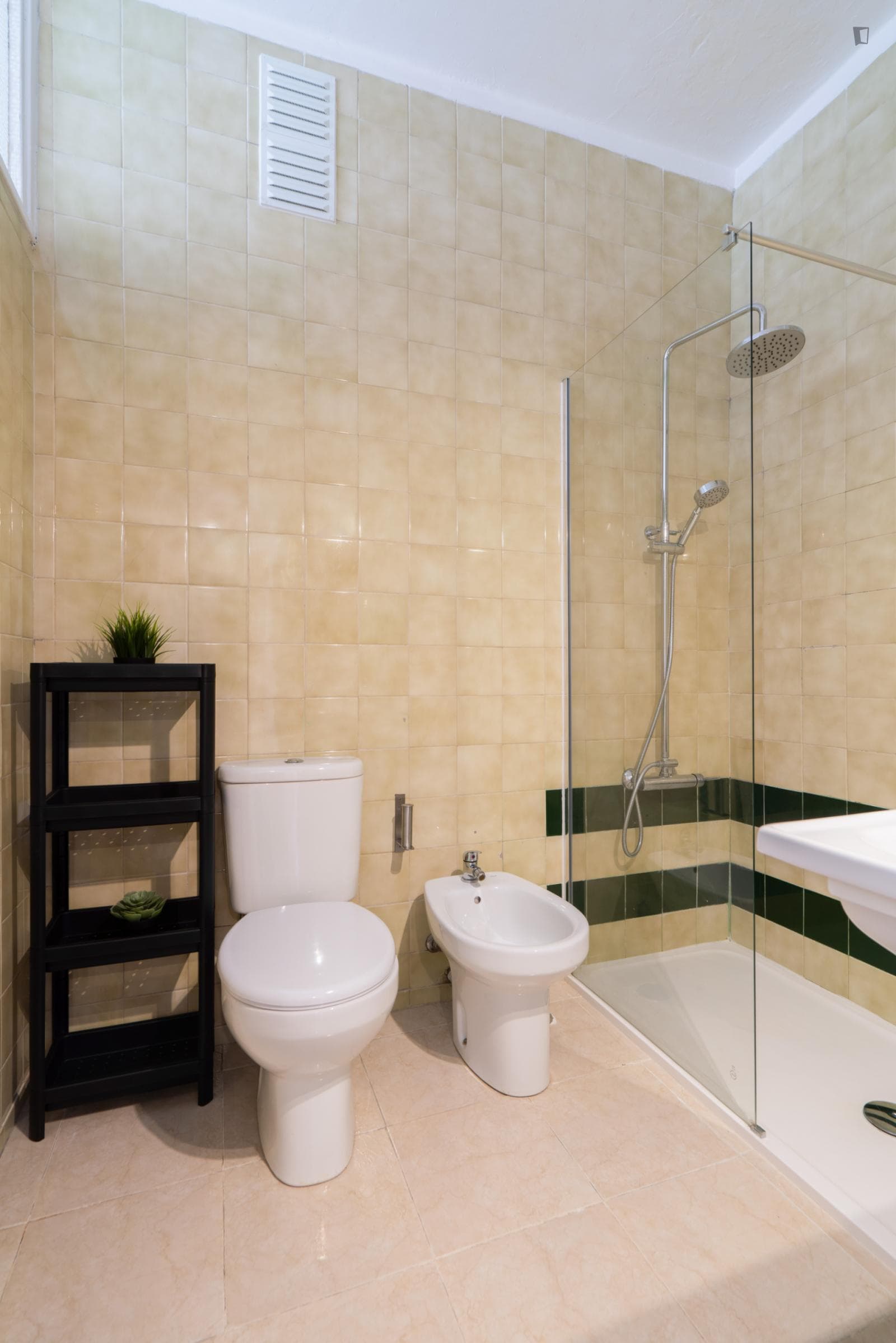 Spacious vintage 3-bedroom apartment near Quinta do Covelo photo 1