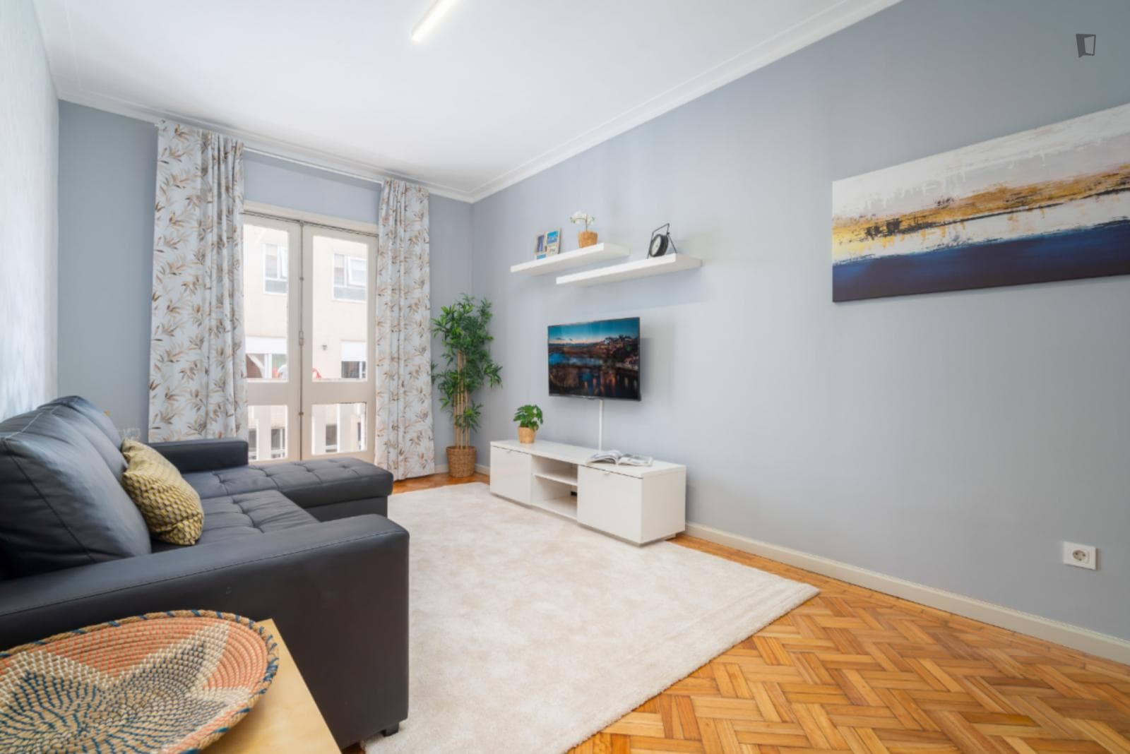 Modern 2-bedroom apartment with balcony a stone's throw from the Lapa metro stop photo 1