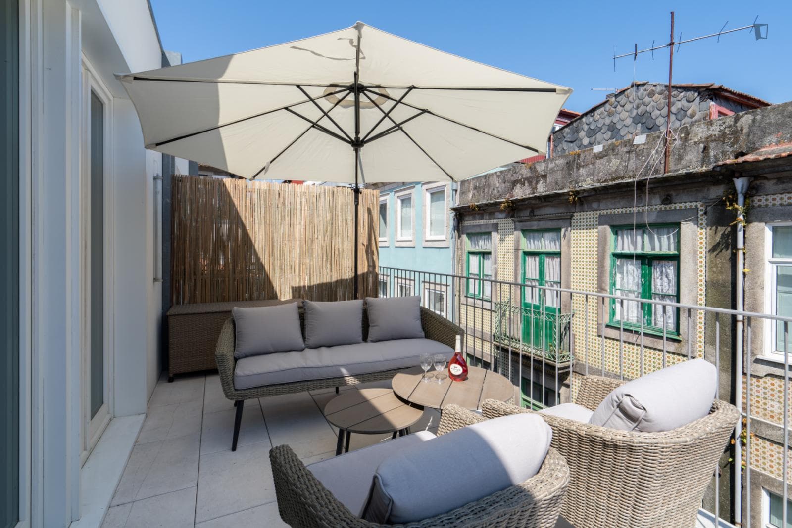 Elegant 2-bedroom apartment with balcony close to Trindade metro station photo 1