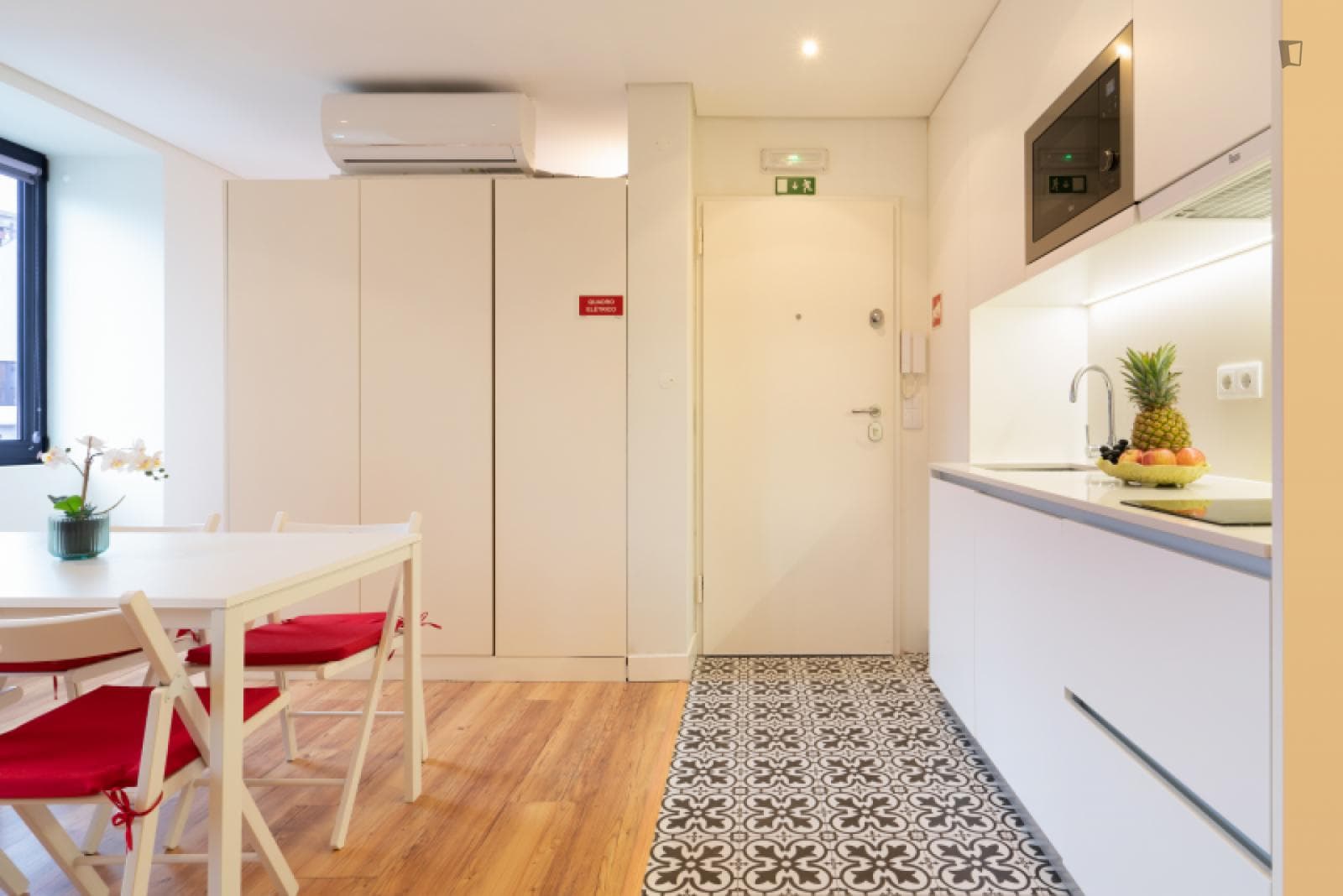 Spacious studio close to Jardim do Morro metro station photo 1