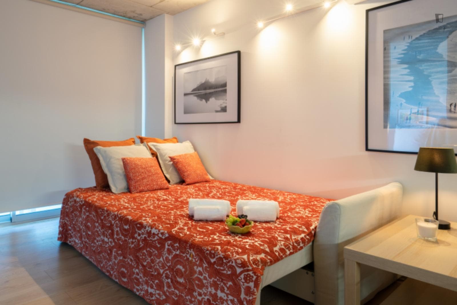 Refined 1-bedroom apartment with balcony not far from General Torres metro station photo 1
