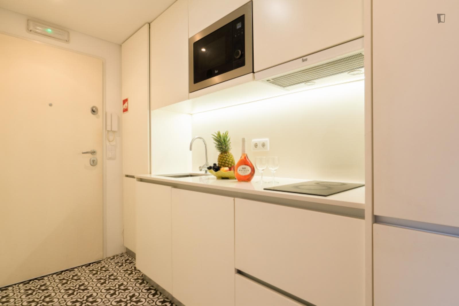 Large and bright studio in proximity to General Torres train station photo 1