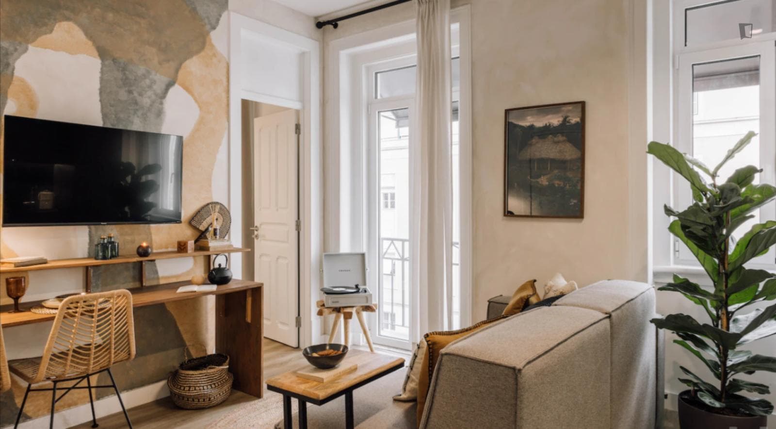 Graceful 1-bedroom apartment close to Campo Pequeno metro station photo 1